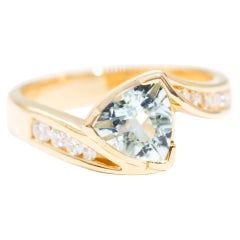 1.05 Carat Pale Blue Aquamarine and Diamond 18 Carat Yellow Gold Vintage Ring 