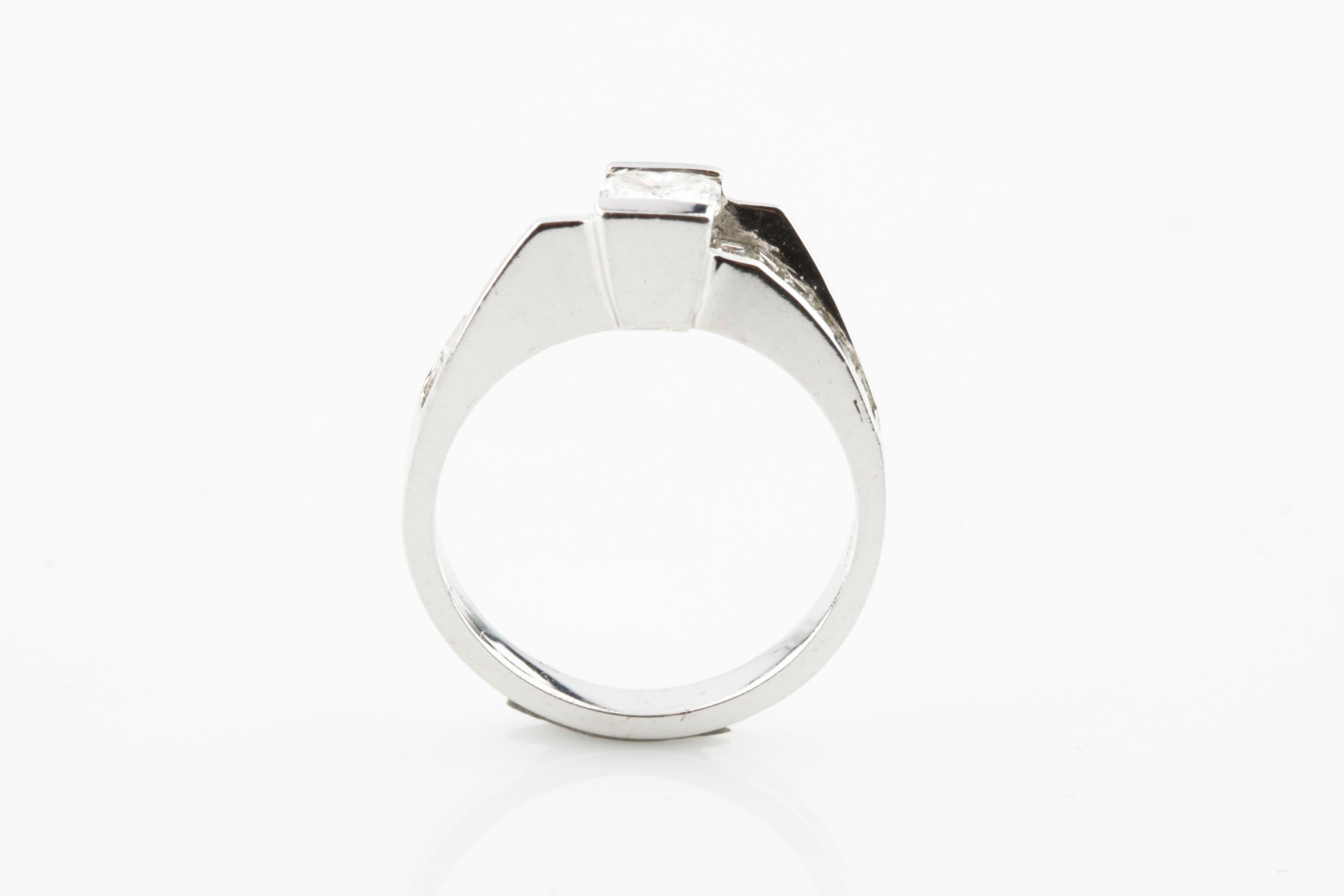 Modern 1.05 Carat Radiant and Baguette Diamond 18 Karat White Gold Engagement Ring For Sale