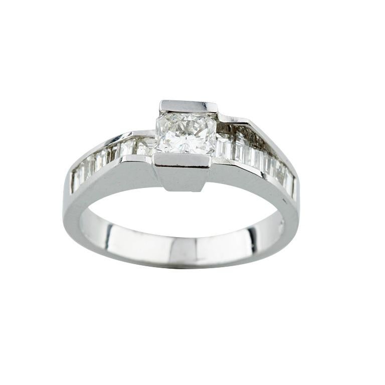 Bague de fiançailles en or blanc 18 carats avec diamants taille radiant et baguette de 1,05 carat Bon état - En vente à Sherman Oaks, CA