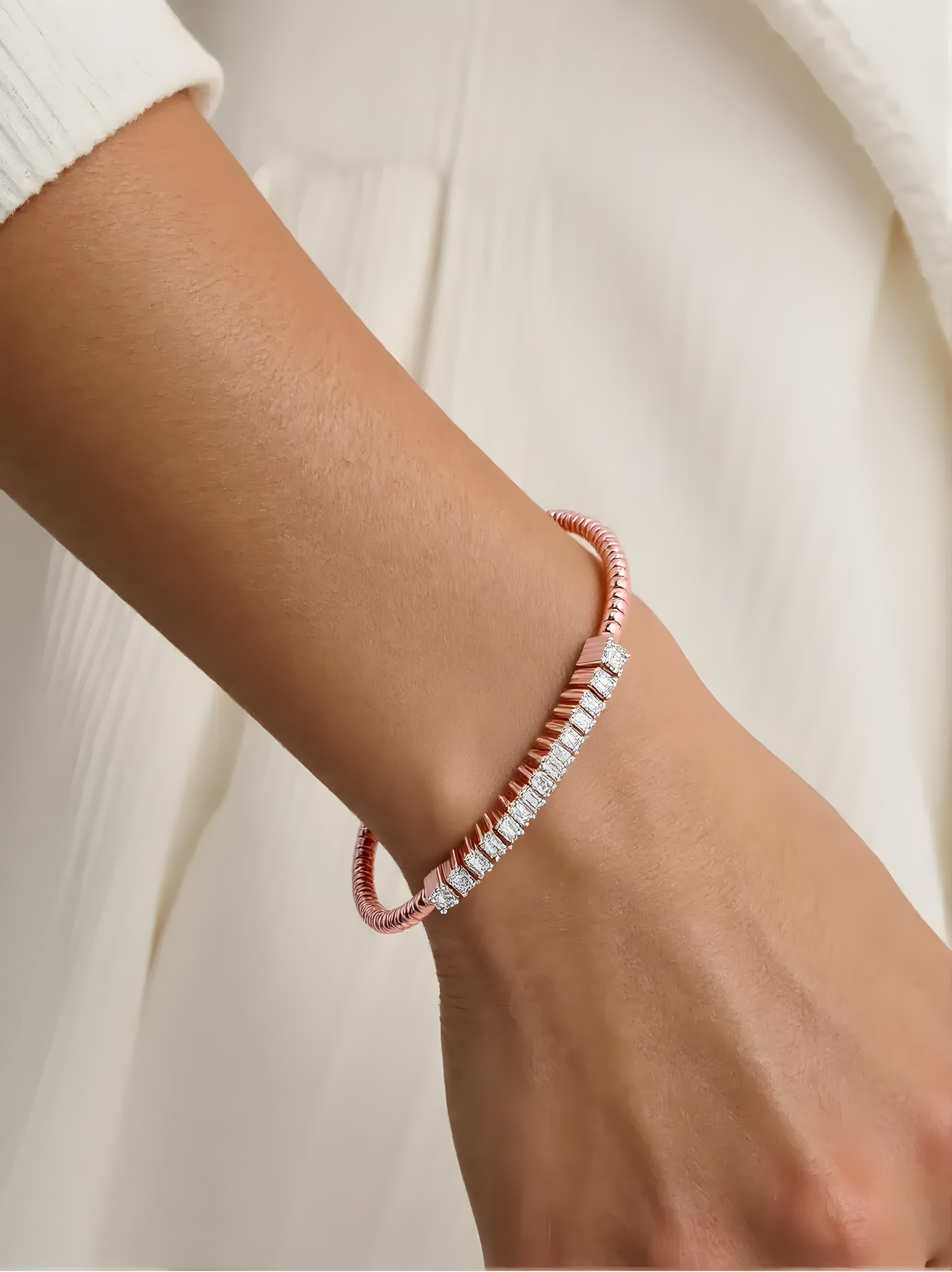 Bracelet manchette jonc fin en or rose 14 carats avec diamants ronds et baguettes de 1,05 carat Neuf - En vente à Diera, Dubai