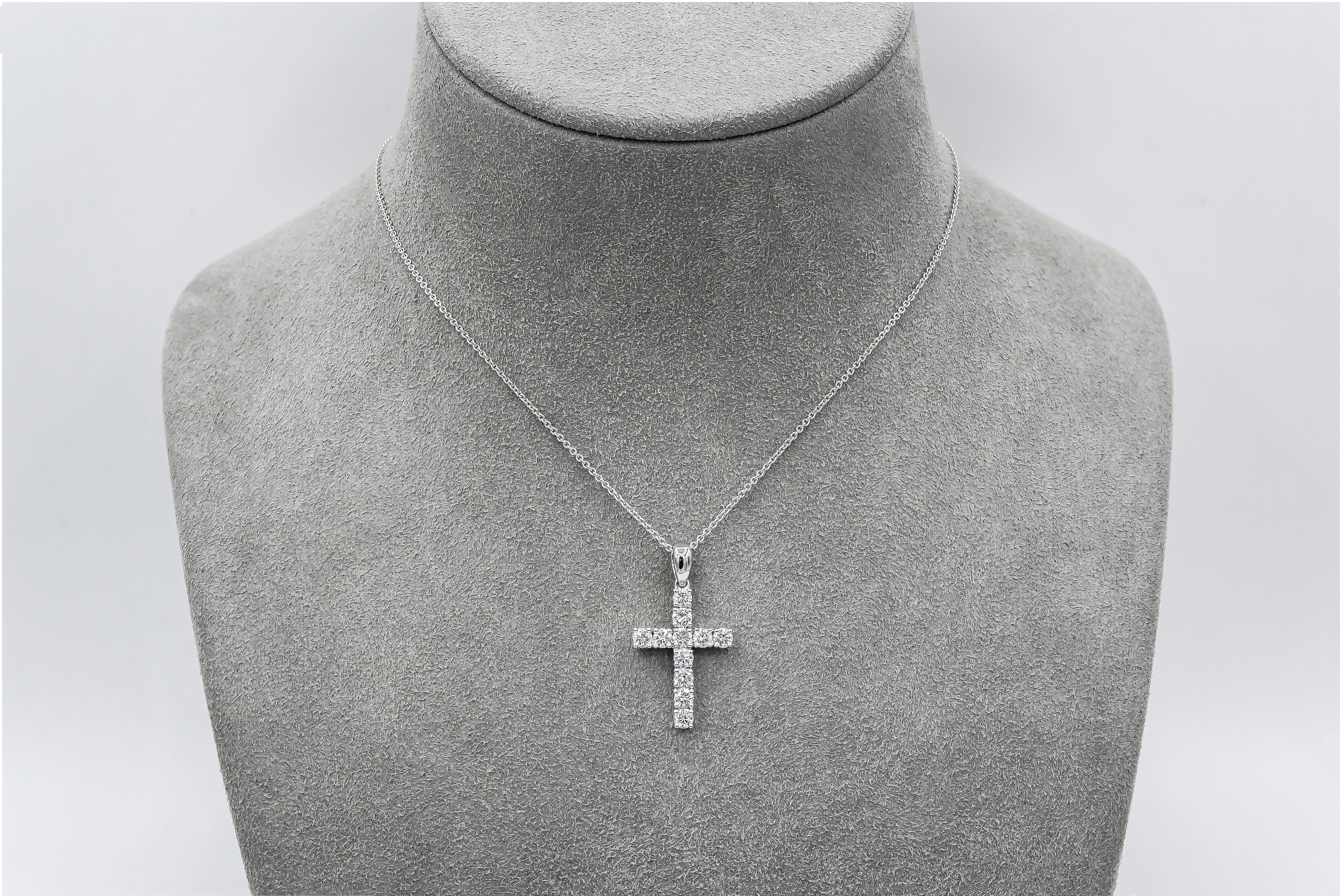 Roman Malakov 1.05 Carats Total Brilliant Round Diamond Cross Pendant Necklace In New Condition In New York, NY