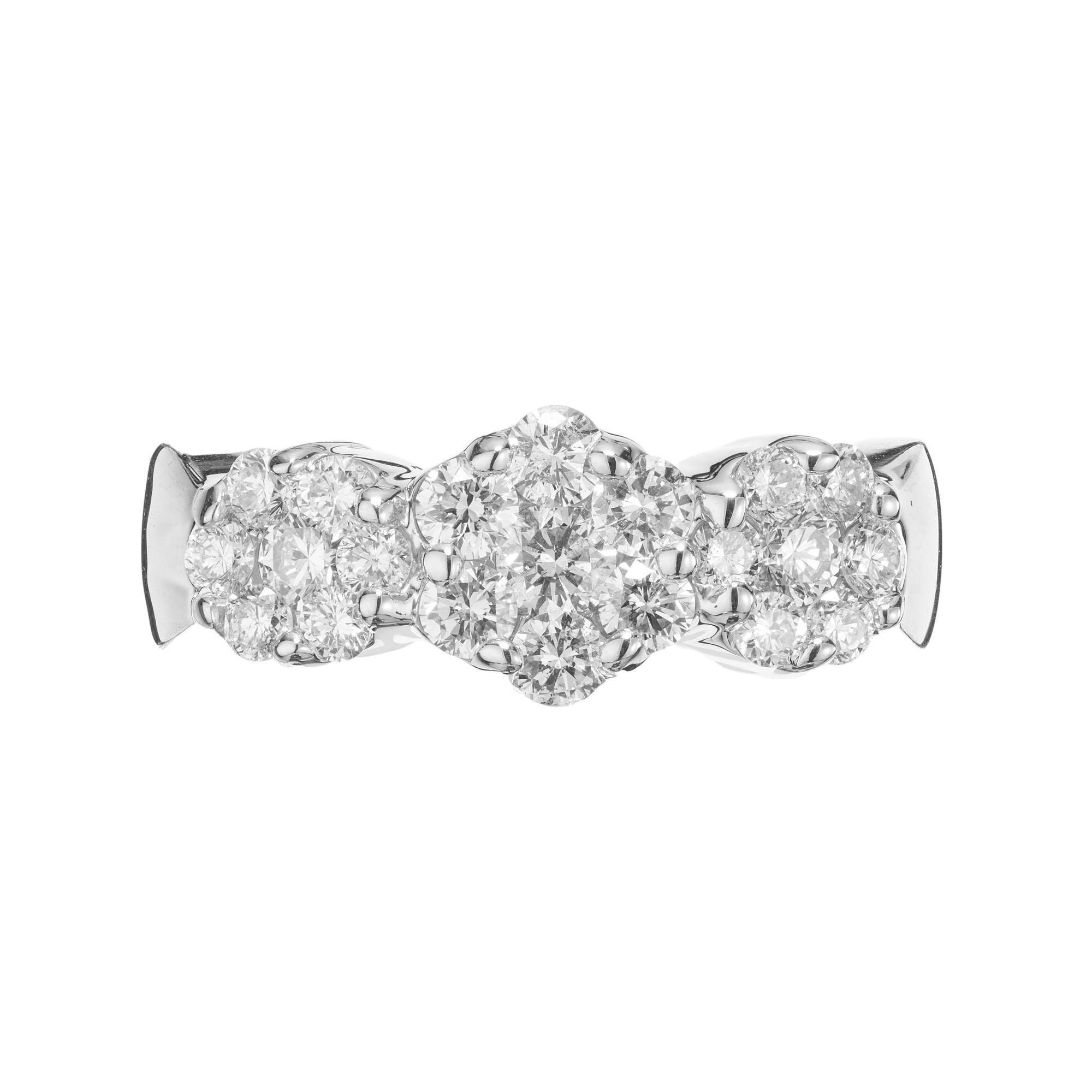 Dieses exquisite Stück ist eine harmonische Mischung aus strahlender Schönheit und anspruchsvollem Design. Der Ring besteht aus 3 Diamantclustern mit jeweils 7 runden Diamanten. Einer in der Mitte, umgeben von einem diamantenen Heiligenschein, der