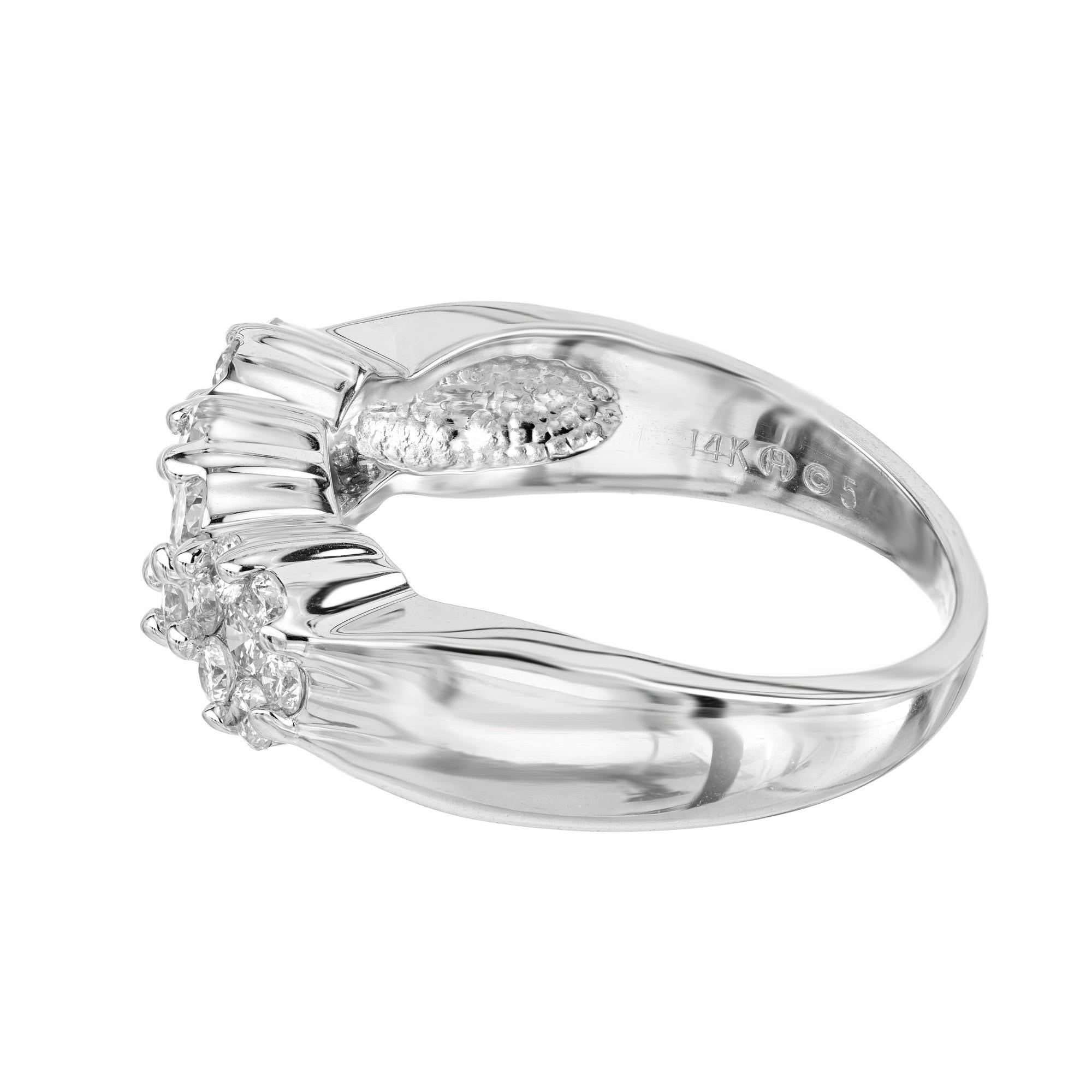 1,05 Karat runder Diamant-Cluster-Ring aus Weißgold im Zustand „Hervorragend“ im Angebot in Stamford, CT