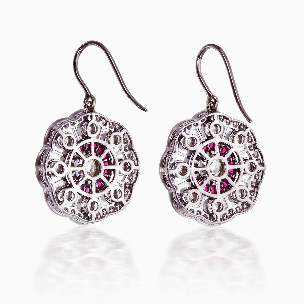 1.05 Carat Ruby and Old European Diamond Earring in 18 Karat Gold In New Condition For Sale In Bangkok, TH