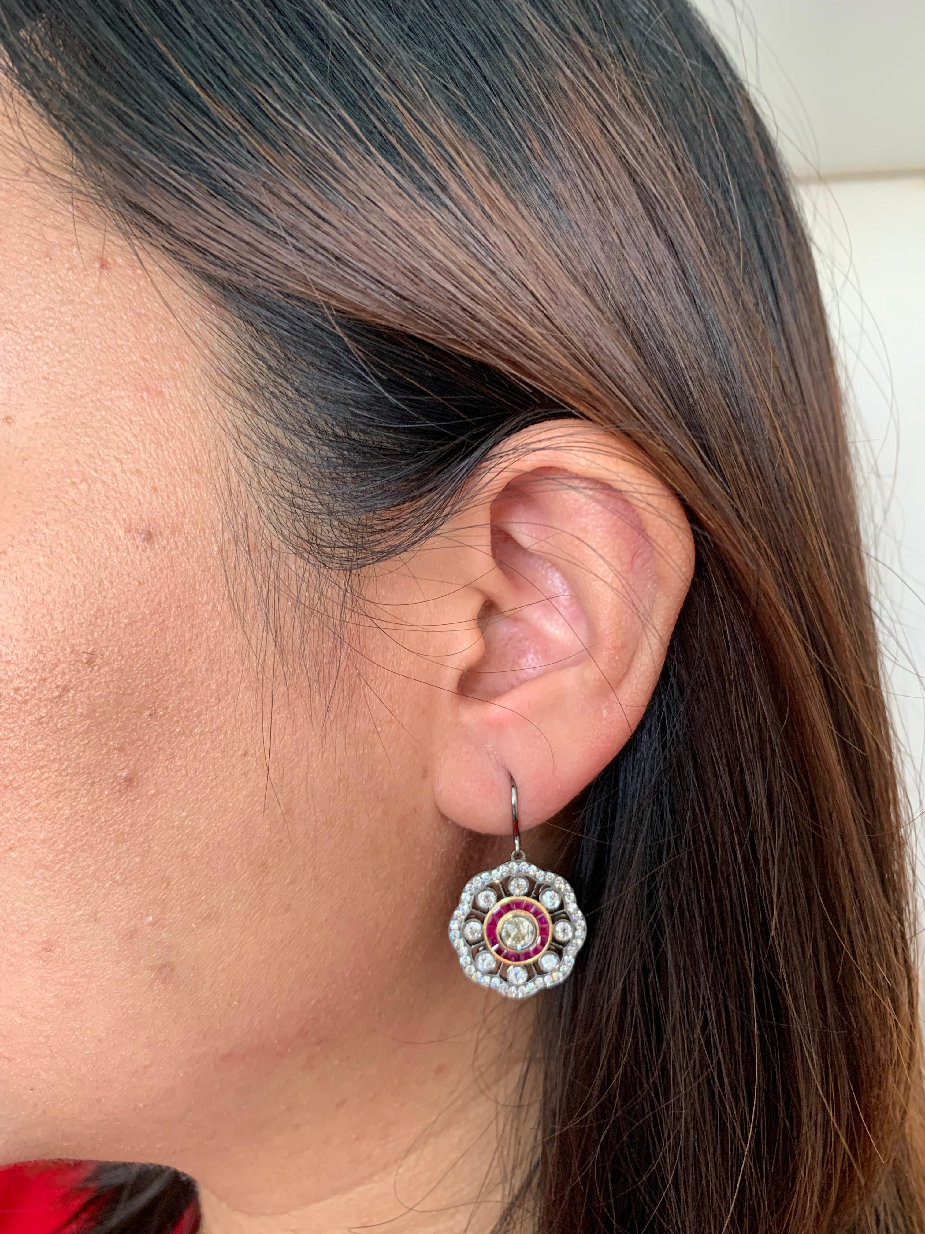 Women's or Men's 1.05 Carat Ruby and Old European Diamond Earring in 18 Karat Gold For Sale