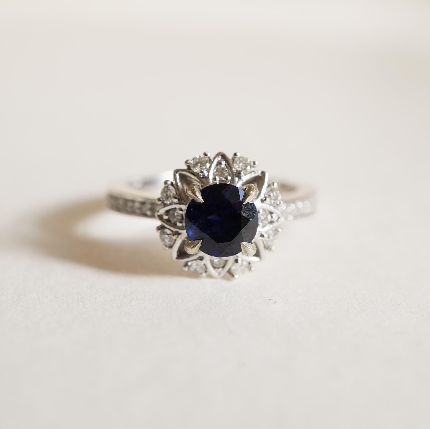 1.05 Carat Sapphire Diamond White Gold Engagement Ring In New Condition For Sale In New York, NY