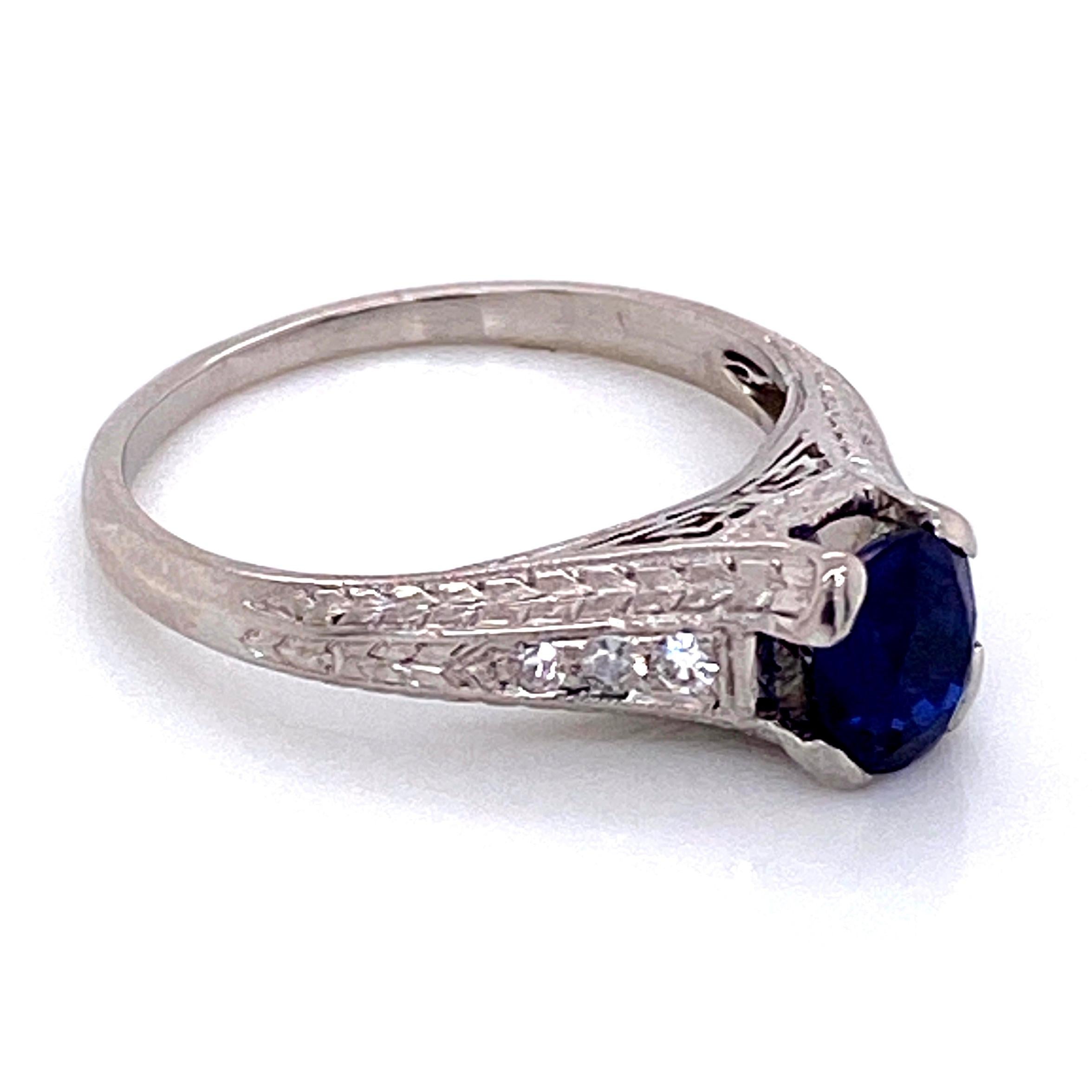 Vintage 1.05 Carat Sapphire Diamond Art Deco Platinum Ring Fine Estate Jewelry In Excellent Condition For Sale In Montreal, QC