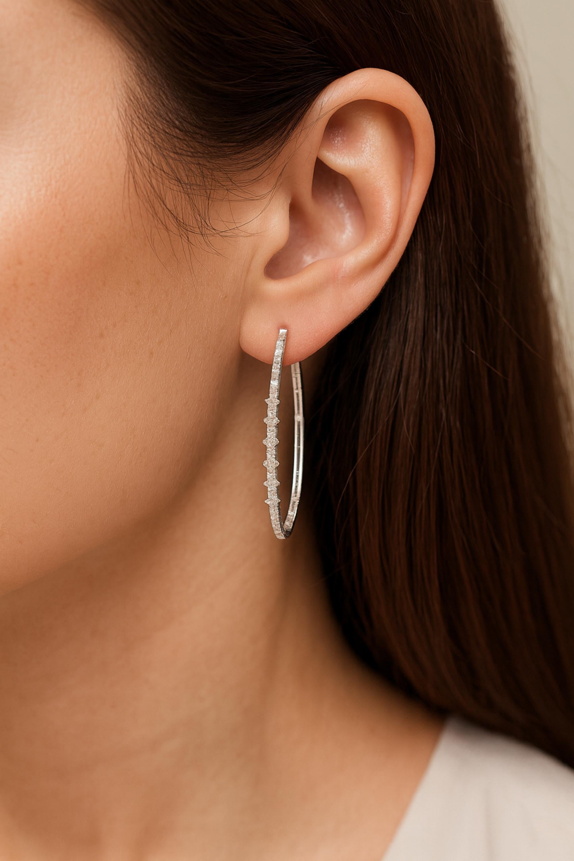 Diese 1,05 Karat SI Reinheit HI Farbe Diamant Pave 14 Karat Weißgold Hoop Ohrringe verfügt über runde Diamanten auf der Vorderseite gefasst 
Diamanten sind ein universelles Symbol für Ewigkeit und Stärke. Es ist ein April Birthstone und perfekt für