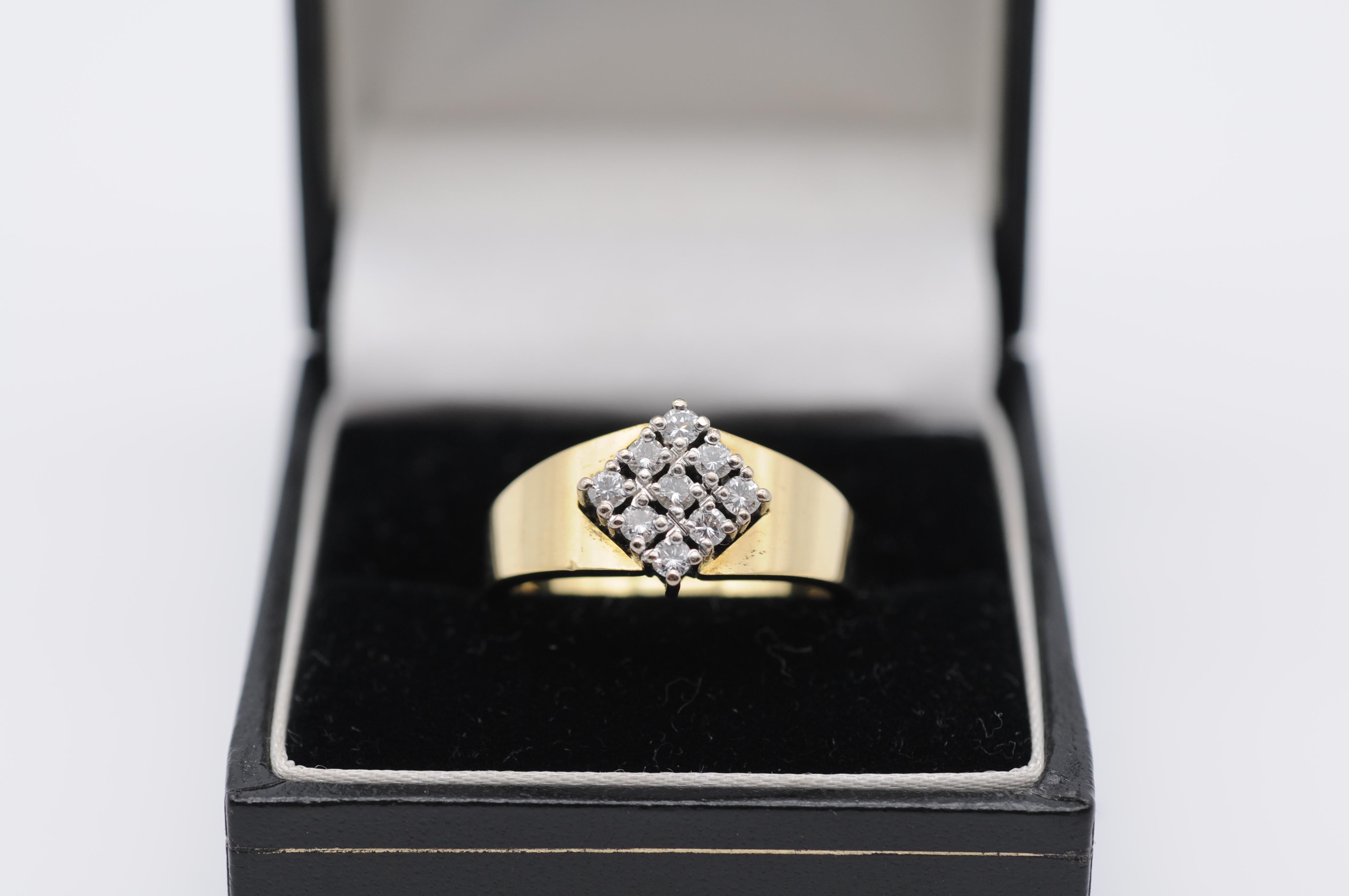 Dieser atemberaubende Diamantring ist ein wahres Symbol für Eleganz und Raffinesse. Dieser Ring aus 18 Karat Gelbgold ist mit einem wunderschön geschliffenen Diamanten in Form eines Diamanten versehen, der in einer Zackenfassung gefasst ist. Der
