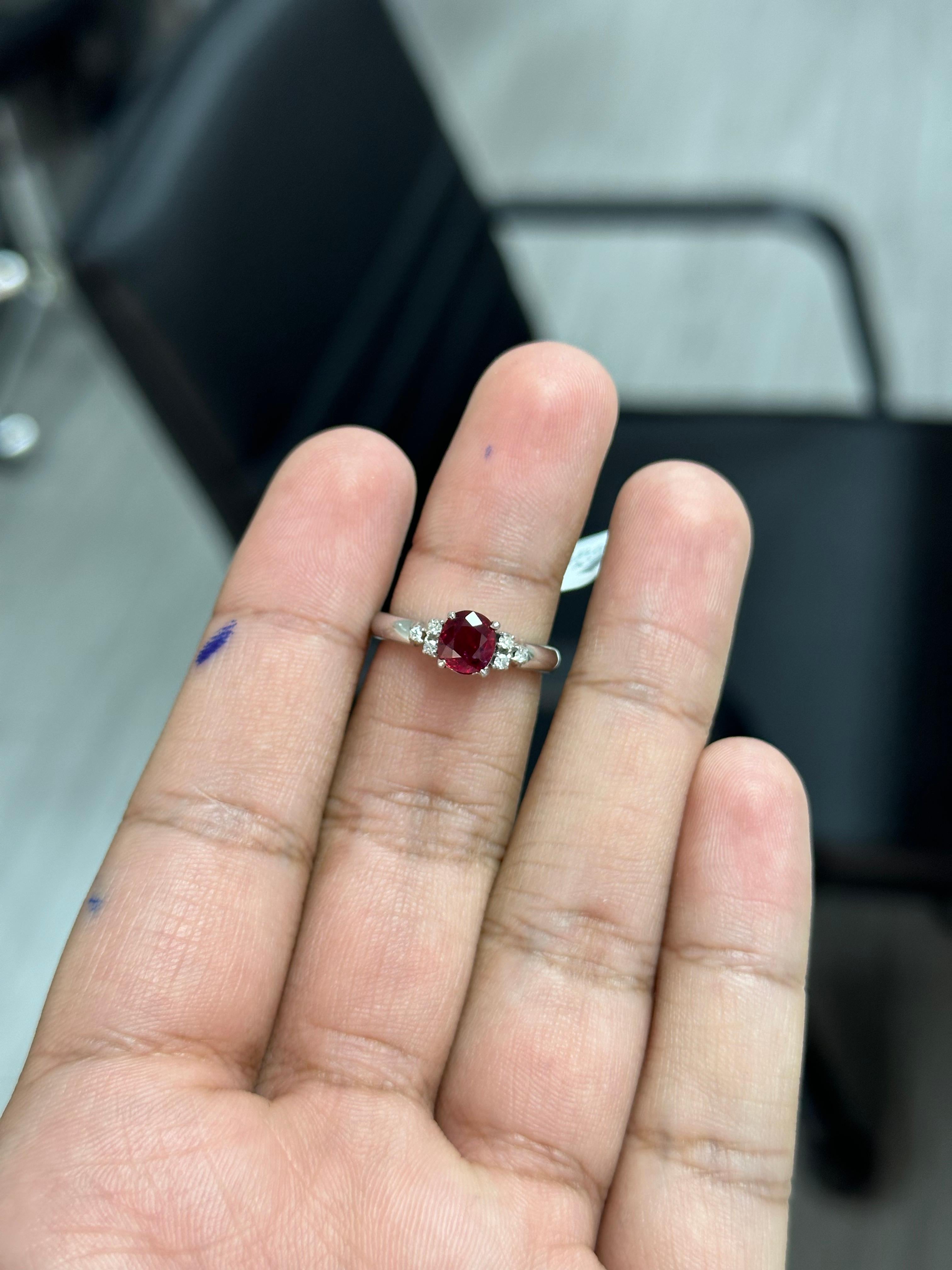 1.05 Carat Thai-origin Ruby & Diamond Ring in 18K White Gold In New Condition For Sale In Bangkok, TH