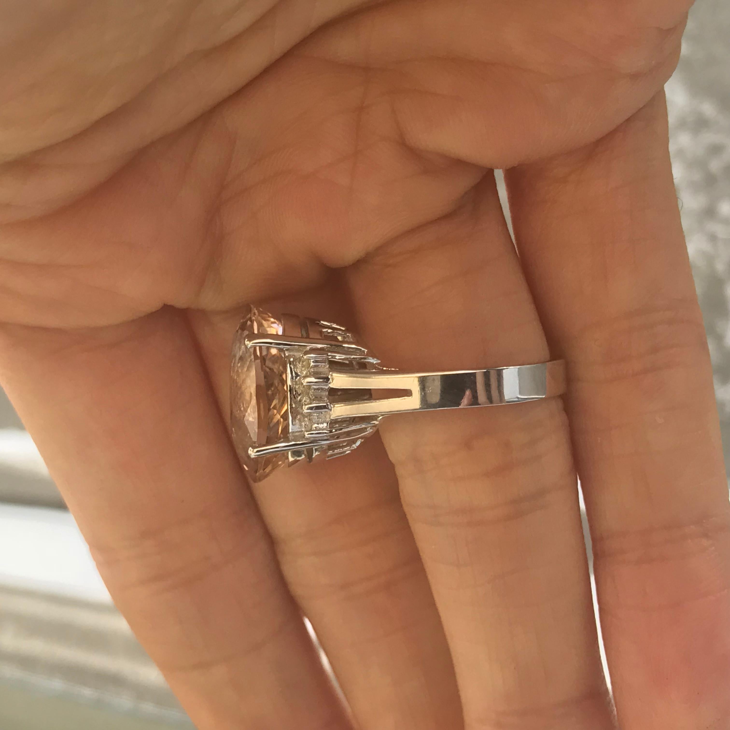 Ovaler Pfirsichtopas und Diamantring, ca. 10,5 Karat Tw, Ben Dannie Herren im Angebot