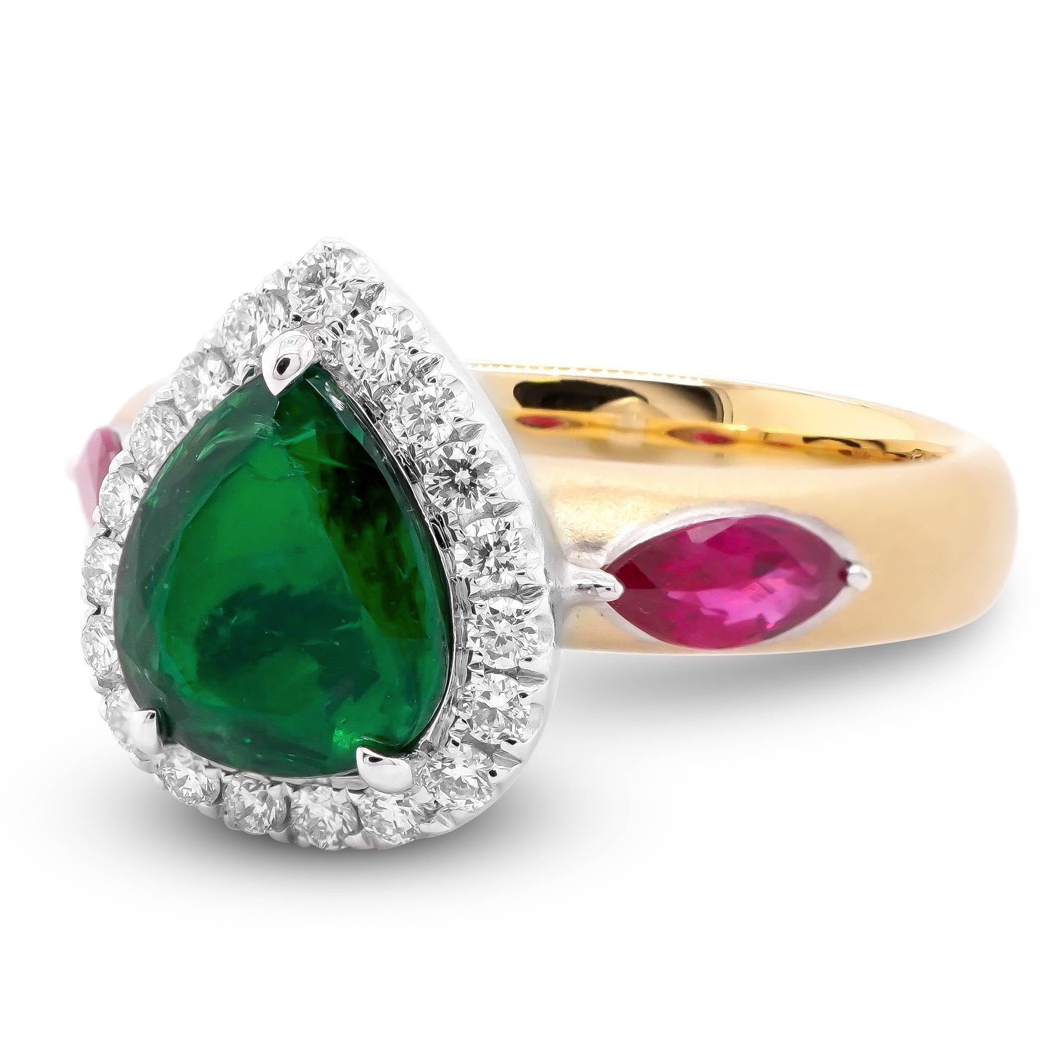Ein tief gesättigter, lebhaft grüner Smaragd mit einem Gewicht von 1,05 Karat ist zusammen mit einem lebhaft roten Rubin von 0,42 Karat und einem runden weißen Diamanten von 0,23 Karat gefasst. Der Ring ist in 18 Karat Gelbgold gefasst und wurde in