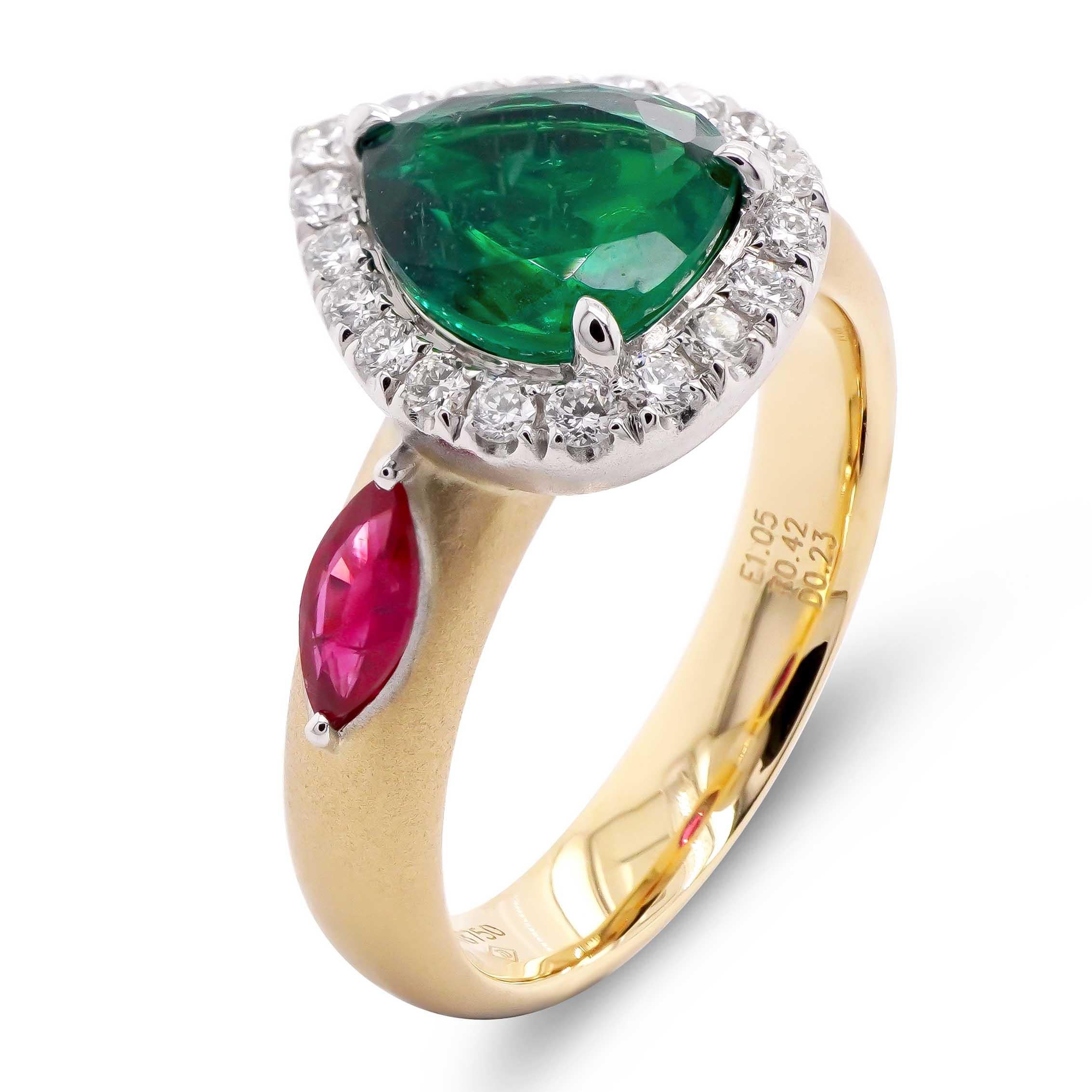 1.05 Carat Vivid Green Emerald Flanked by Ruby Marquise Matt Finish 18K Gold In New Condition For Sale In Hung Hom, HK