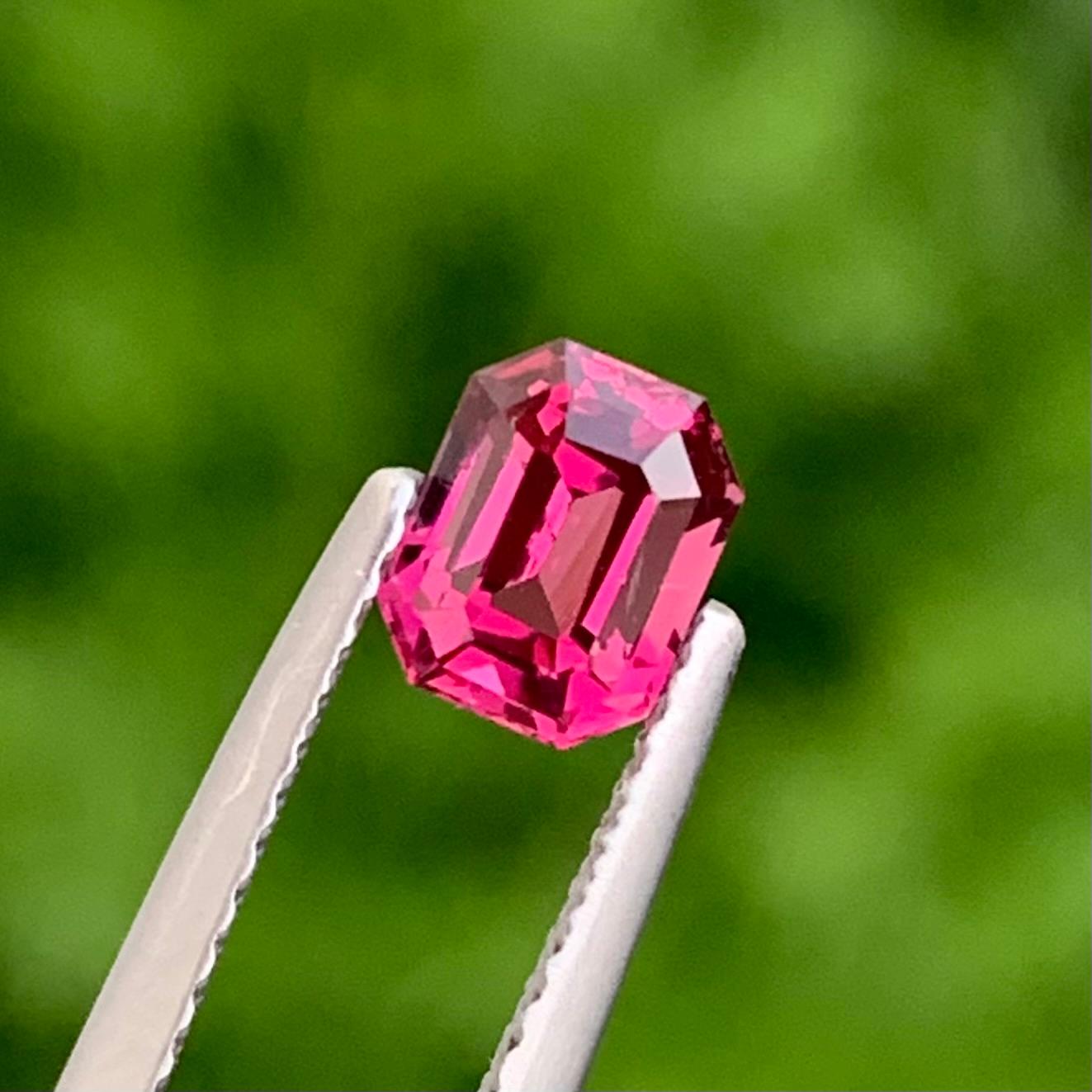 Loser Rhodolith-Granat 
Gewicht: 1,05 Karat 
Abmessung: 5.8 x 4.6 x 3.7 Mm
Herkunft: Zentralafrikanische Republik 
Farbe: Purpurrot 
Behandlung: Nicht 
Zertifikat: Auf Anfrage 
Die Form: Smaragd 

Der Rhodolith-Granat, ein Edelstein, der für seine