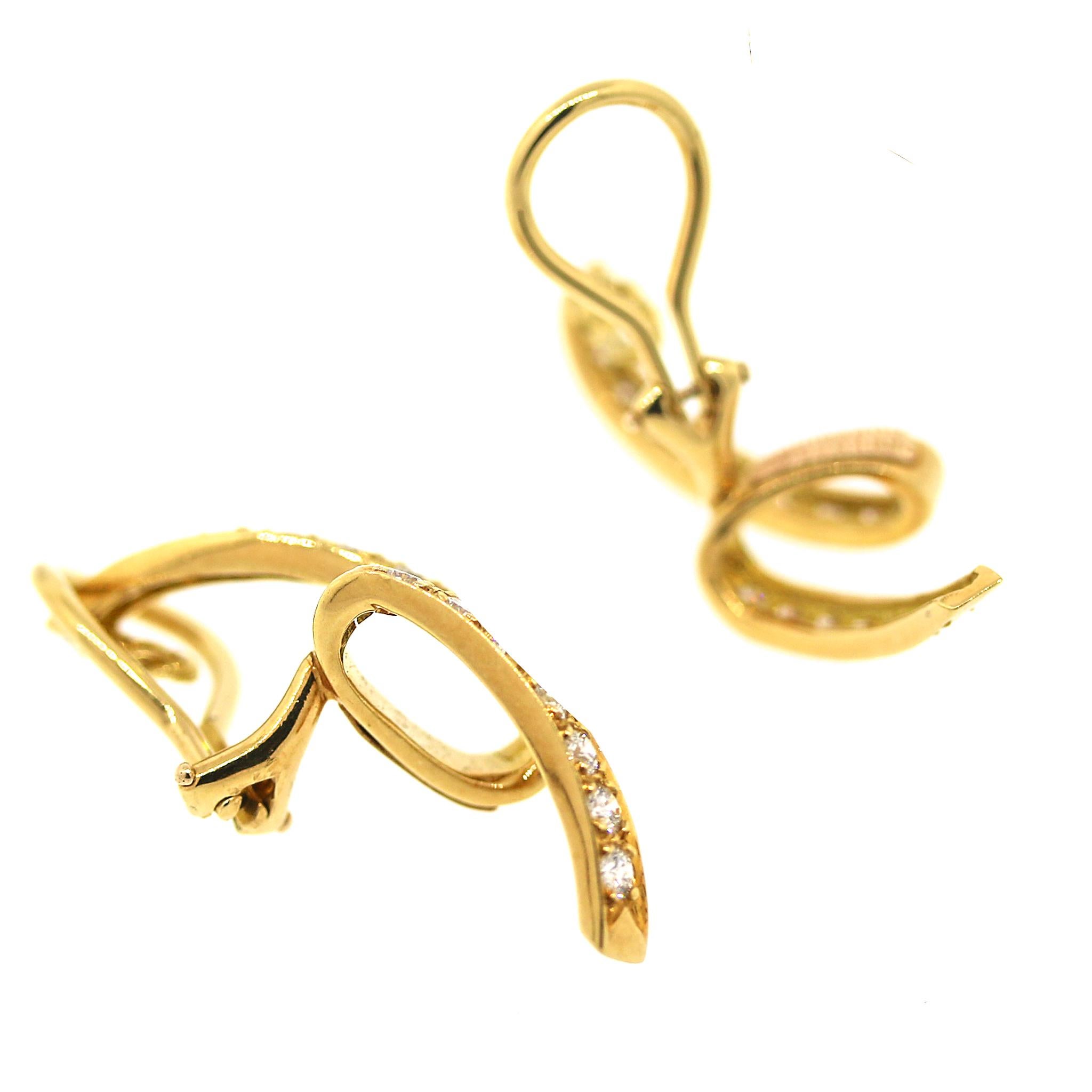 1.05 carats Diamond Swirl Earrings in Yellow Gold In Good Condition For Sale In New York, NY