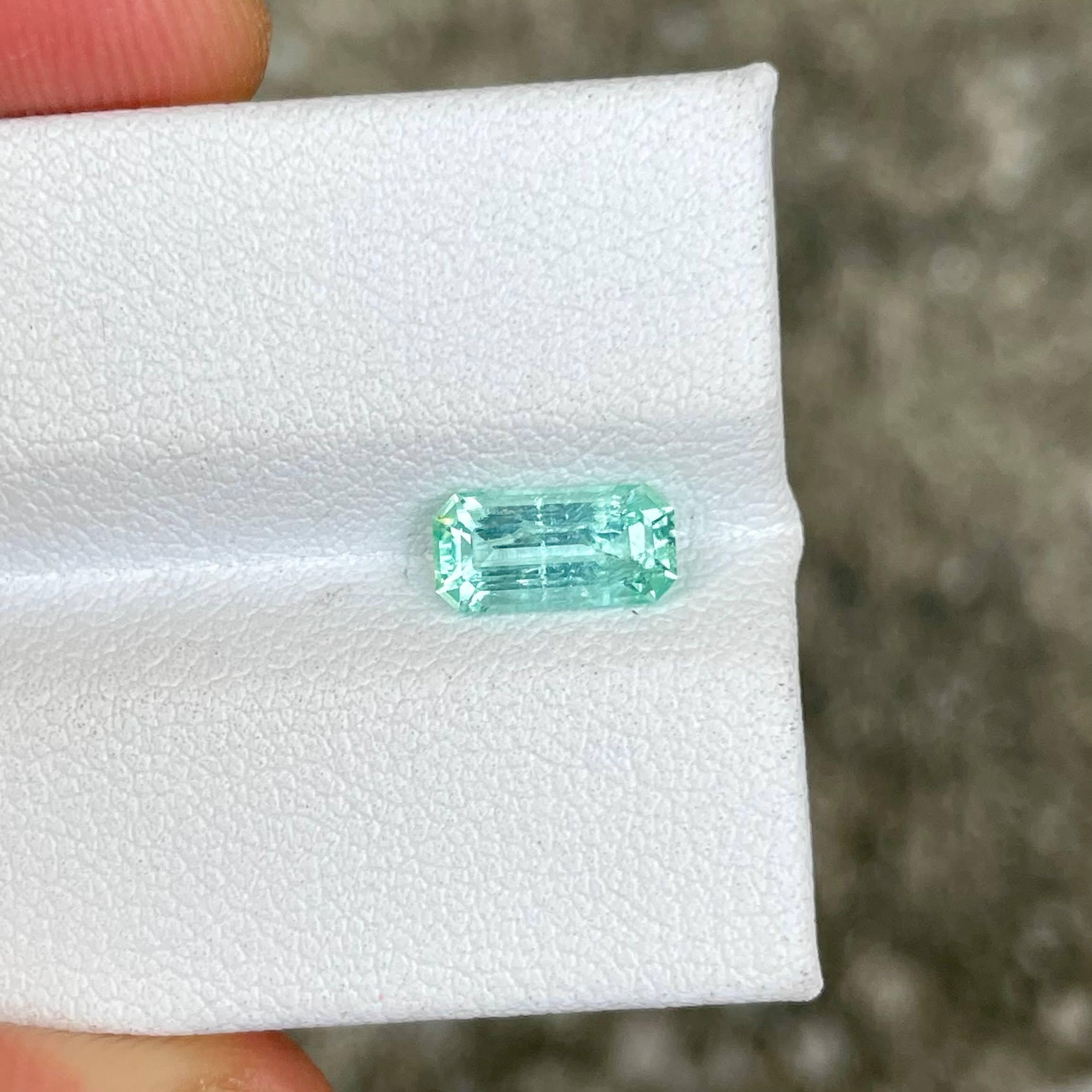 Women's or Men's 1.05 carats Emerald Stone Emerald Cut Natural Gemstone from Afghanistan For Sale