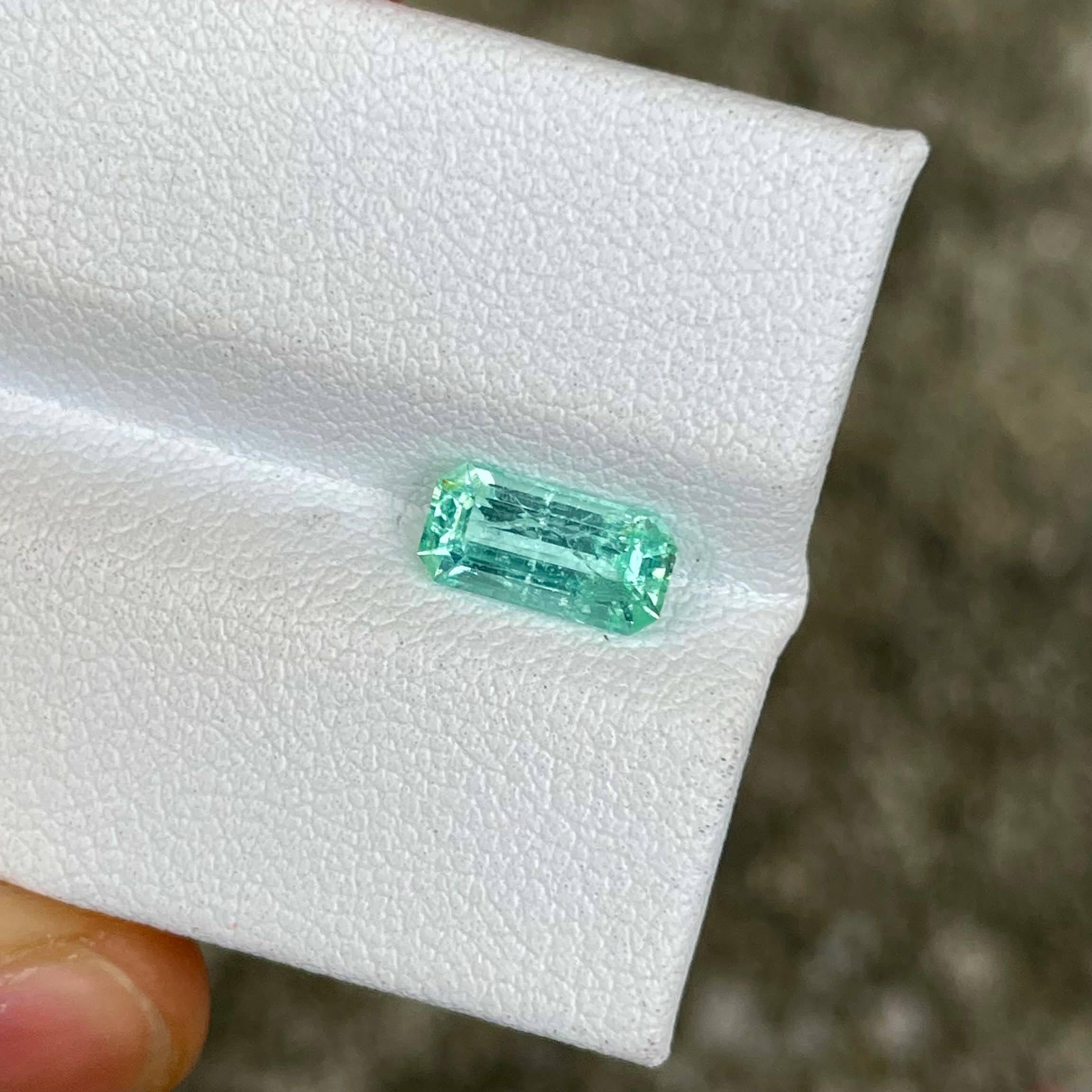 1.05 carats Emerald Stone Emerald Cut Natural Gemstone from Afghanistan For Sale 3