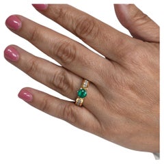 1.05 Carats Natural Colombian Emerald Fashion Ring Gold with Round Cut Diamonds 