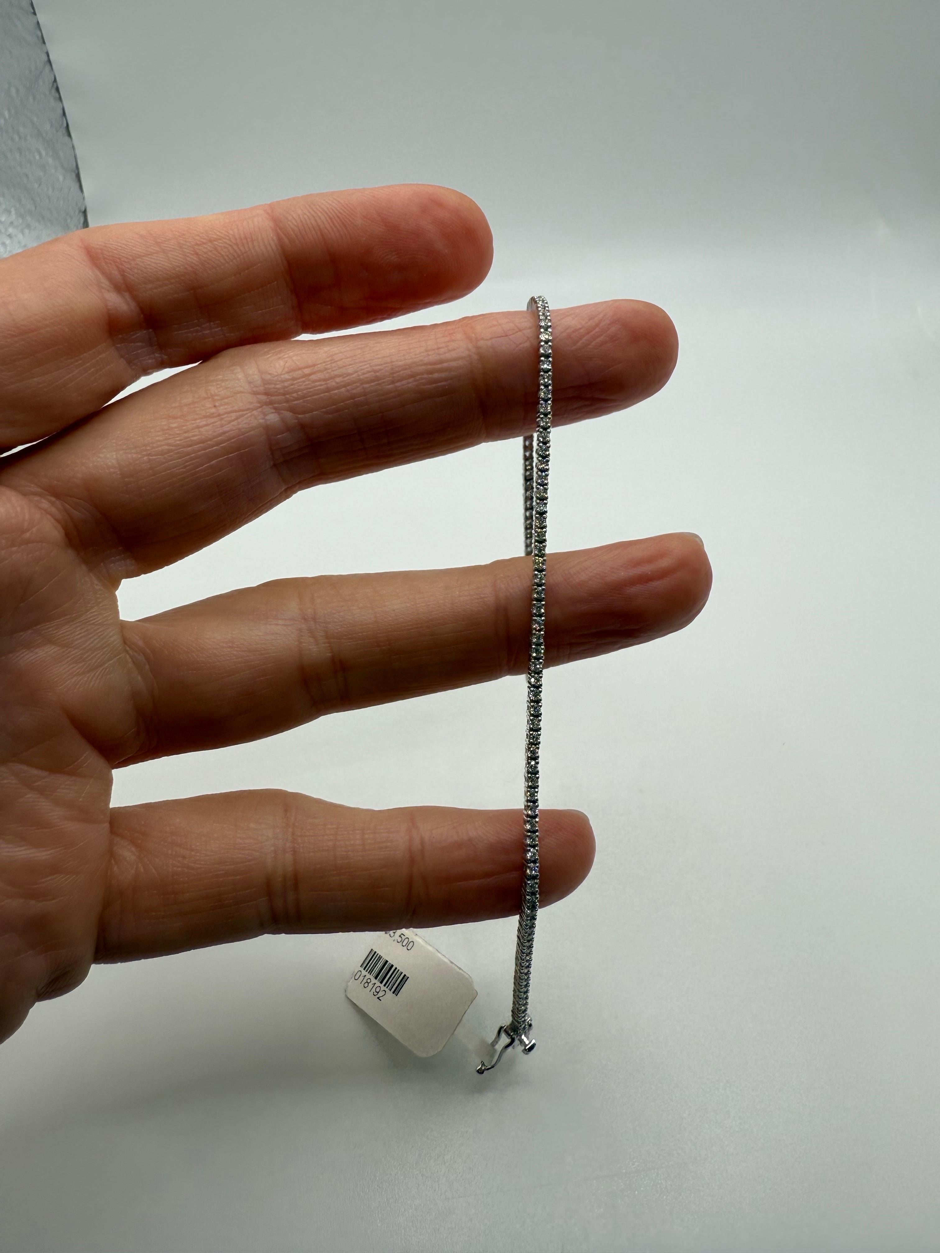 Grazioso braccialetto tennis realizzato molto bene con 1,05 carati di diamanti di purezza VS-SI e colore F-G.

**Tutti gli oggetti lasciano la nostra sede con un certificato a nome dell'acquirente, politica aziendale! Questo garantisce la sicurezza