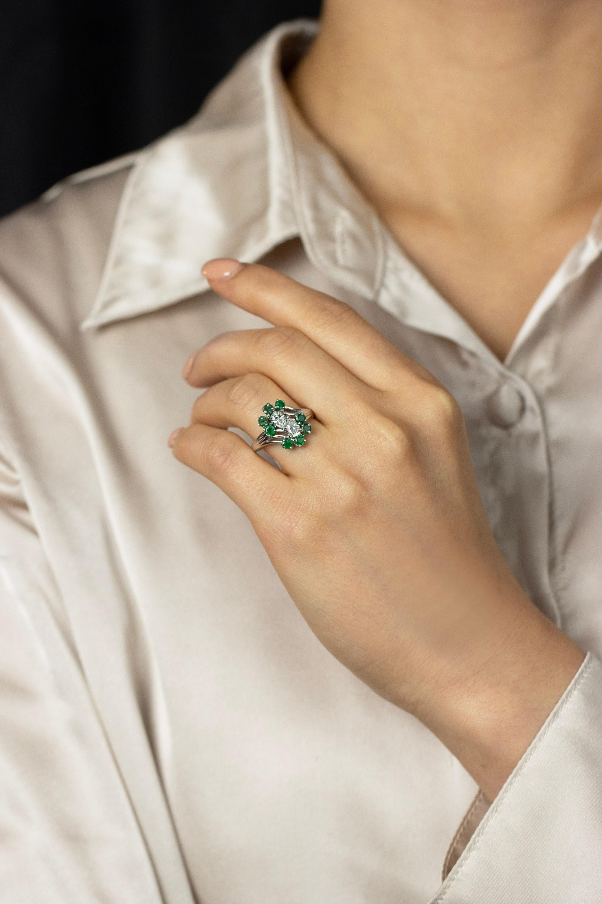 Taille poire Bague à la mode en forme de poire avec diamants de 1,05 carat au total et émeraude verte en vente