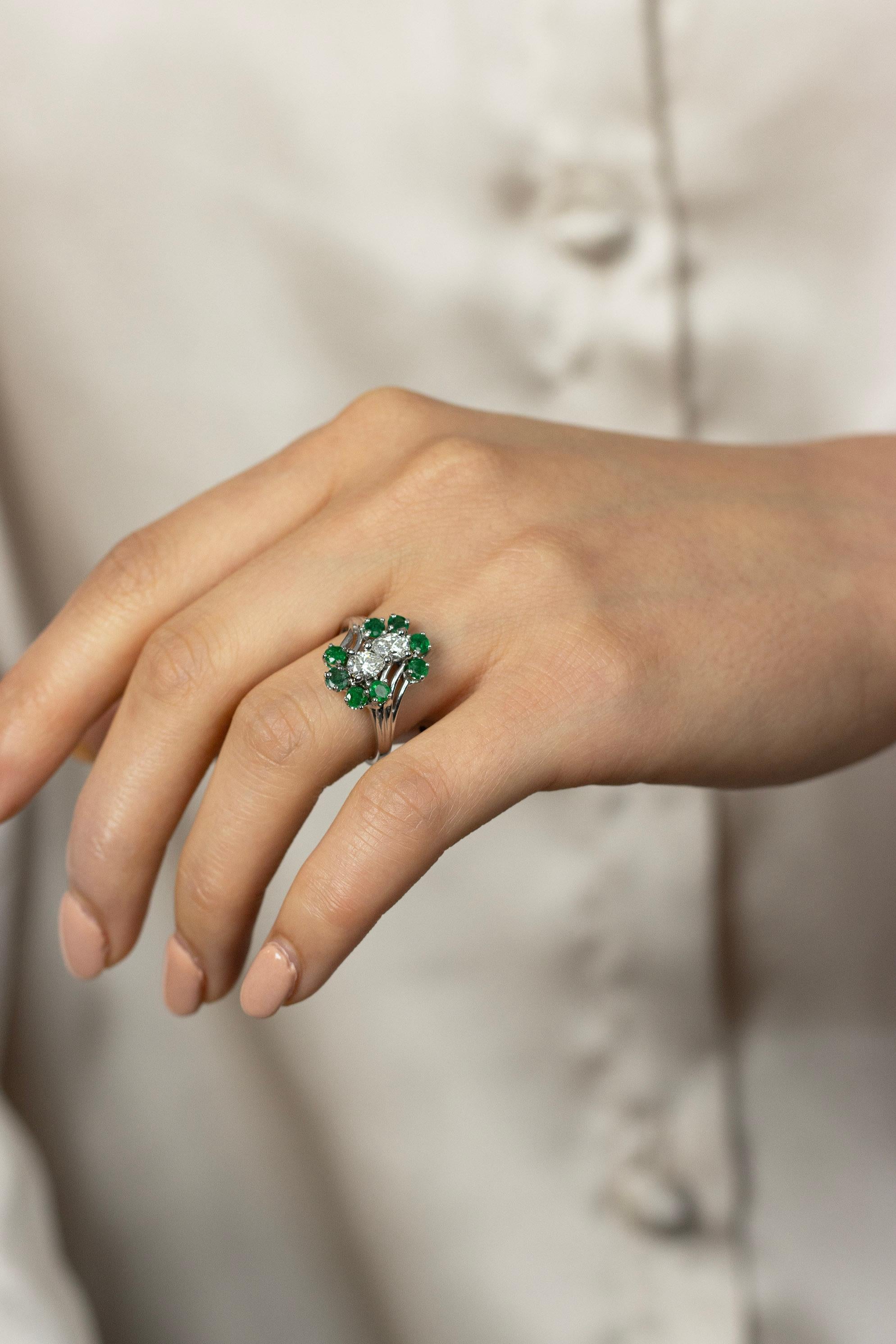 Bague à la mode en forme de poire avec diamants de 1,05 carat au total et émeraude verte Excellent état - En vente à New York, NY
