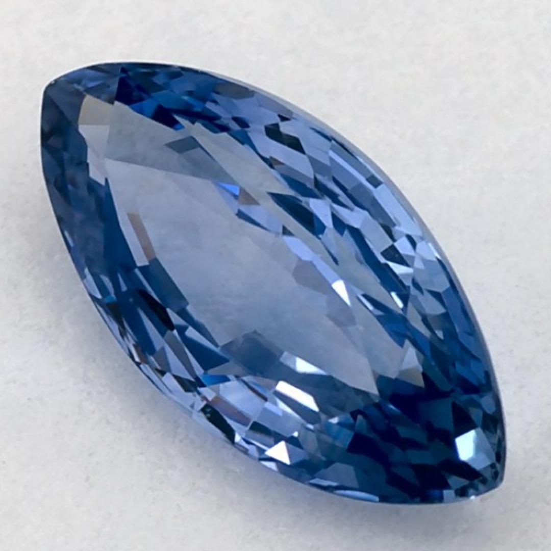 Dieser natürliche blaue Saphir bietet Eleganz und Raffinesse. Mit seiner satten Farbsättigung und seinem präzisen Schliff ist er das perfekte Herzstück für einen Verlobungsring oder ein luxuriöses Schmuckdesign.

Dieser Saphir stammt aus Sri Lanka