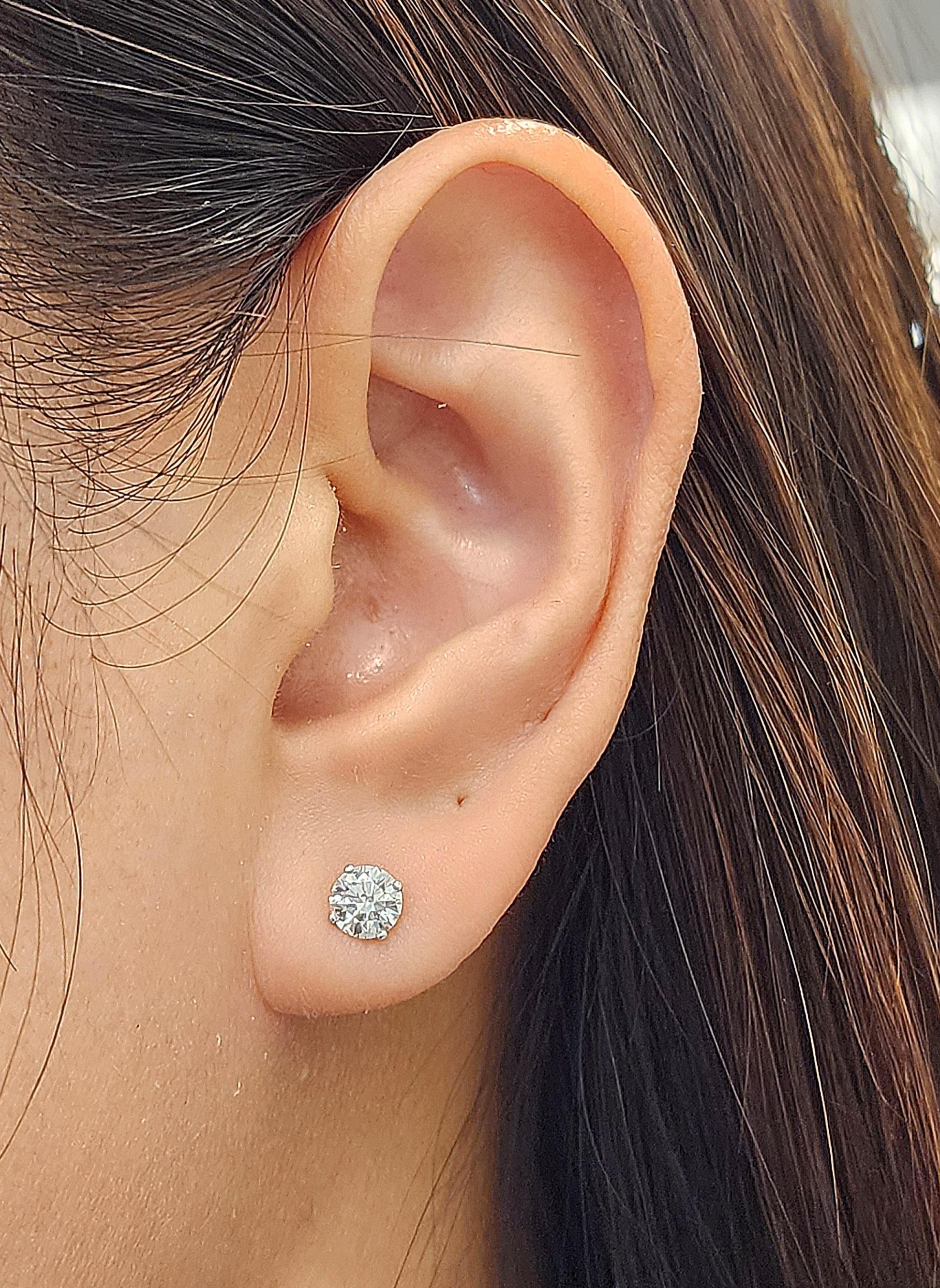 Questi eleganti orecchini con perno sono caratterizzati da diamanti taglio rotondo da 1,05 ct incastonati in oro bianco 14k. I diamanti hanno un colore F/G e una purezza SI1/SI2. Una scelta raffinata per ogni occasione.