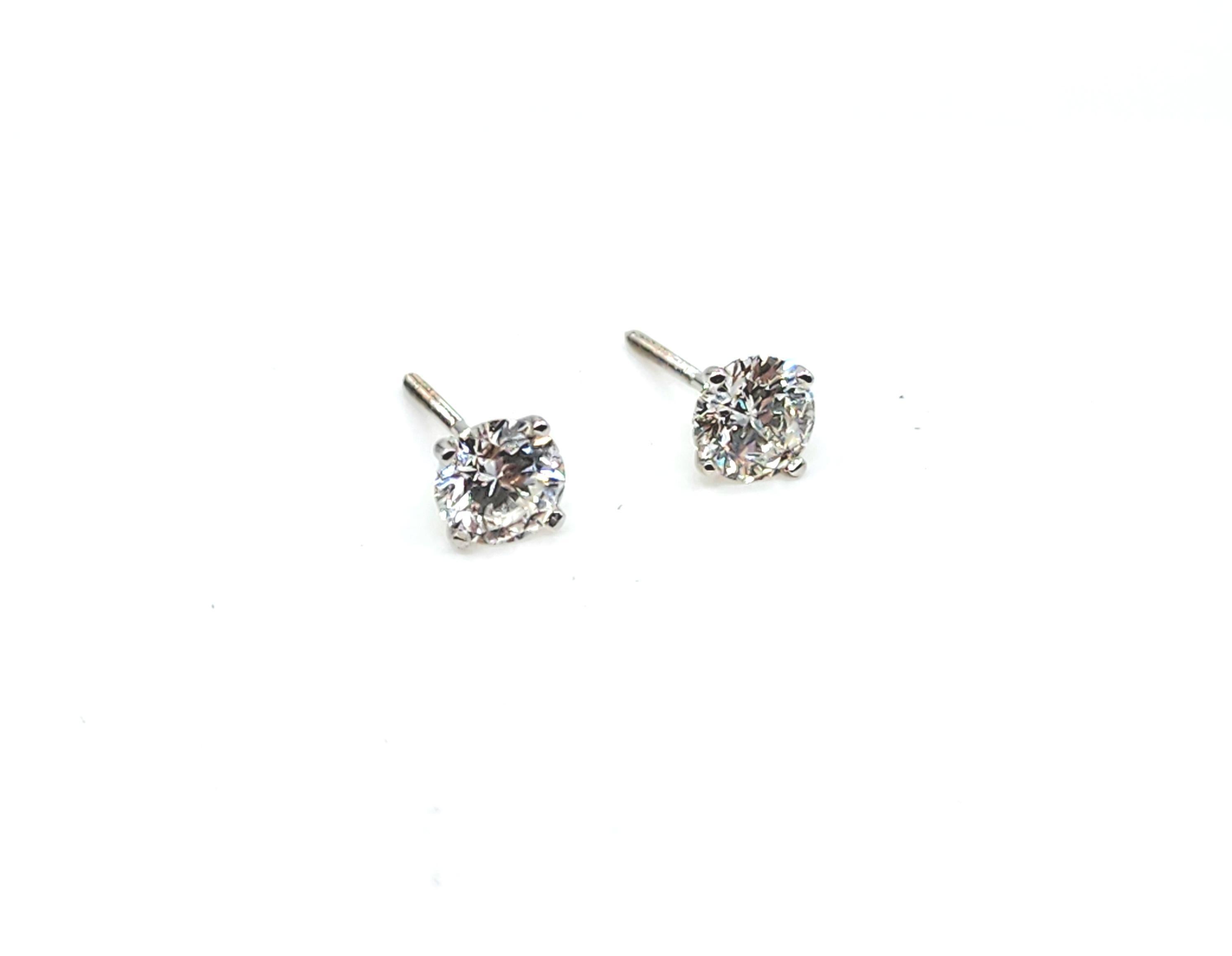 Moderno Borchie con diamanti da 1,05 ct in vendita