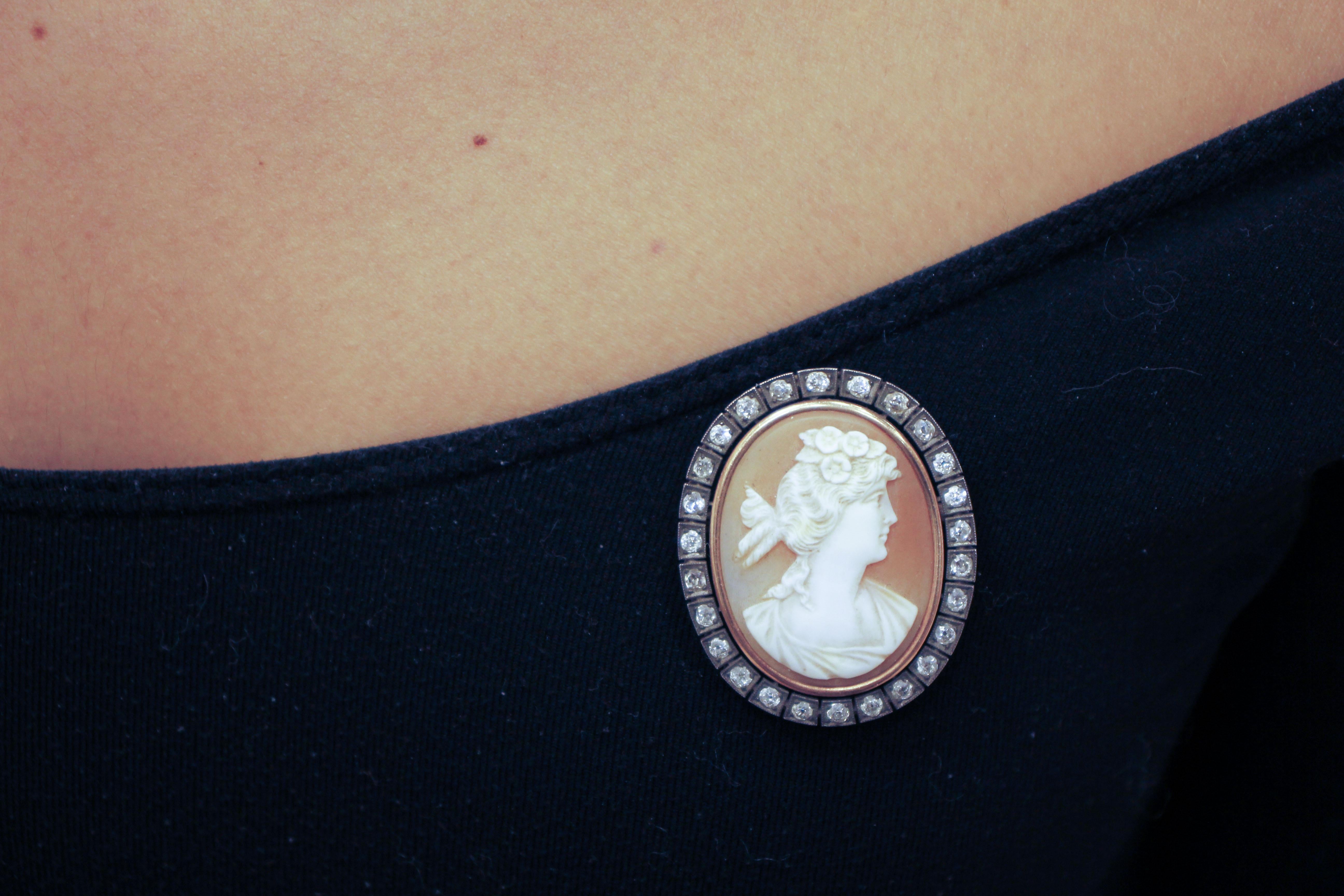 1.05 Carat Diamonds, 3.5 G Carved Cameo, Rose Gold and Silver Retrò Brooch For Sale 1