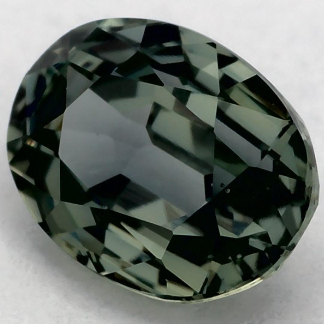 Questo zaffiro verde naturale offre eleganza e raffinatezza. Con la sua ricca saturazione del colore e il taglio preciso, è il centro perfetto per un anello di fidanzamento o un design di gioielli di lusso.

Questo zaffiro proviene dallo Sri Lanka