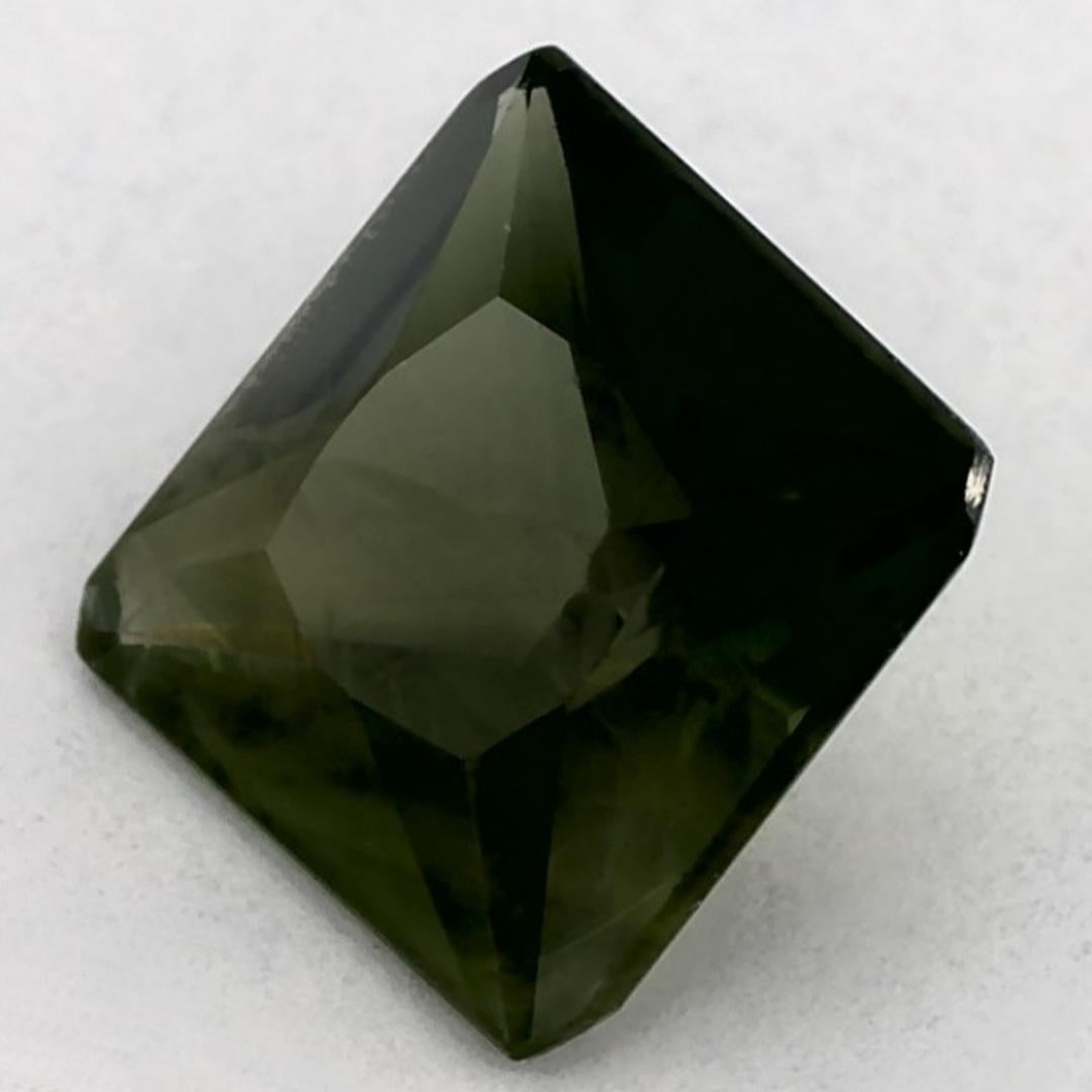 Este zafiro verde natural ofrece elegancia y sofisticación. Con su rica saturación de color y su corte preciso, es la pieza central perfecta para un anillo de compromiso o un diseño de joyería de lujo.

Este zafiro es originario de Sri Lanka