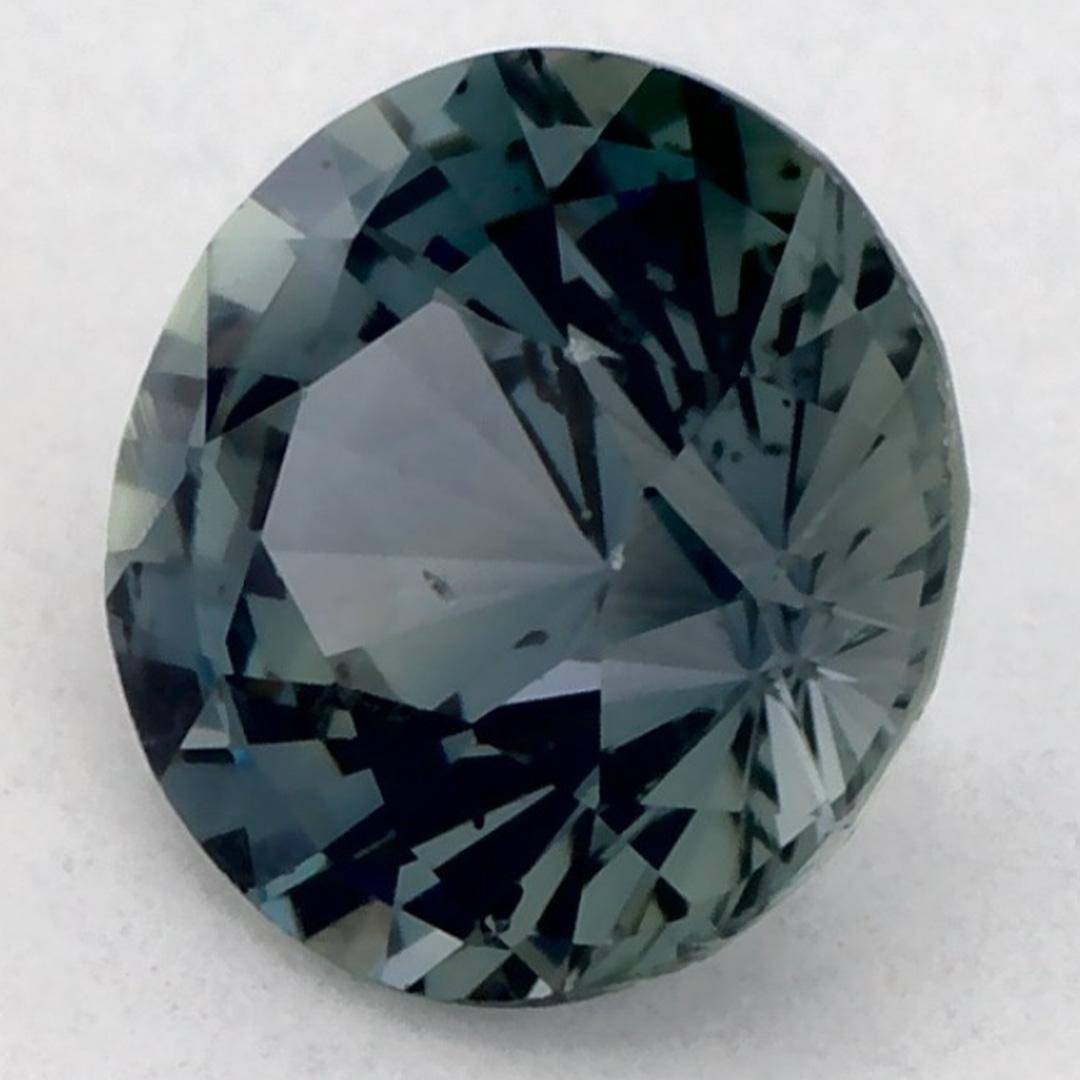 Questo zaffiro verde naturale offre eleganza e raffinatezza. Con la sua ricca saturazione del colore e il taglio preciso, è il centro perfetto per un anello di fidanzamento o un design di gioielli di lusso.

Questo zaffiro proviene dallo Sri Lanka