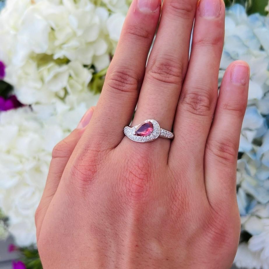 Taglio a goccia Anello con zaffiro Padparadscha da 1,05 carati senza calore in oro bianco 18 carati in vendita