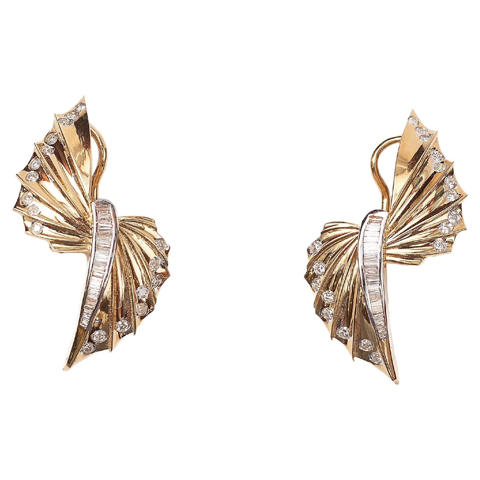 Boucles d'oreilles en or jaune 18K avec diamants baguettes 1,05 cts en vente
