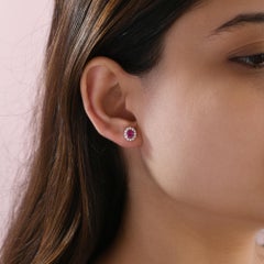 Pendientes de oro blanco de 18 quilates con halo de diamantes y rubíes naturales de 1,05 quilates