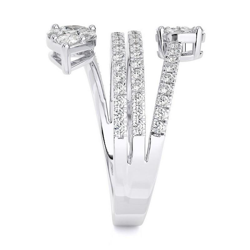 
Vue d'ensemble :
La bague bypass de la Collection S est ornée de 1 carat de diamants ronds sertis dans de l'or blanc 14 carats. Cette pièce sophistiquée et élégante associe la brillance élégante de l'or blanc à l'éclat brillant des diamants ronds,