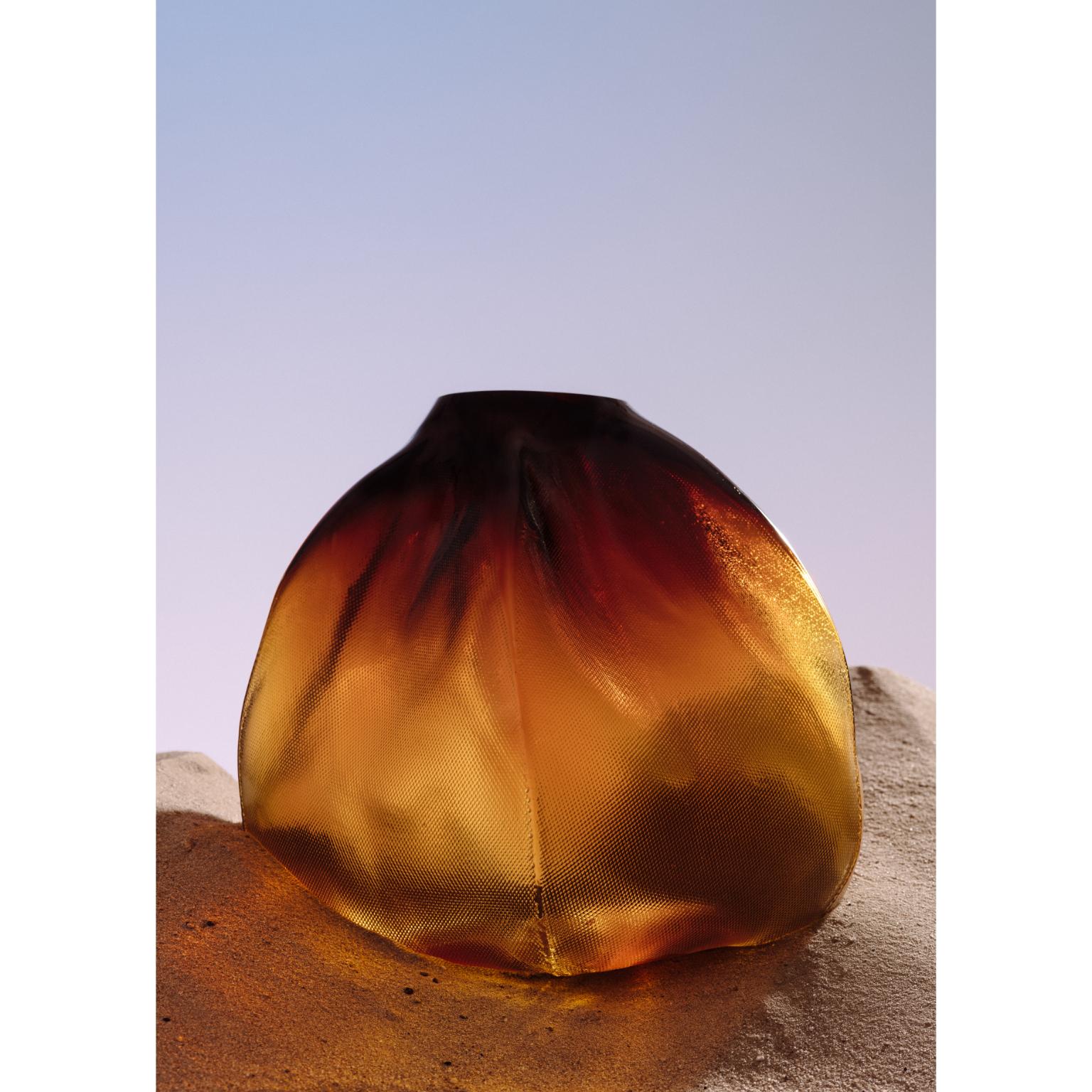 105 Ltr Forms 30 Ocra soffiato in vetro Unico Objects di Vogel Studio
Unico nel suo genere
Dimensioni: Ø 25 x H. 30 cm.
Materiali: Vetro soffiato a mano.

Le dimensioni possono variare. Ogni oggetto in vetro viene soffiato, deformato e lucidato a