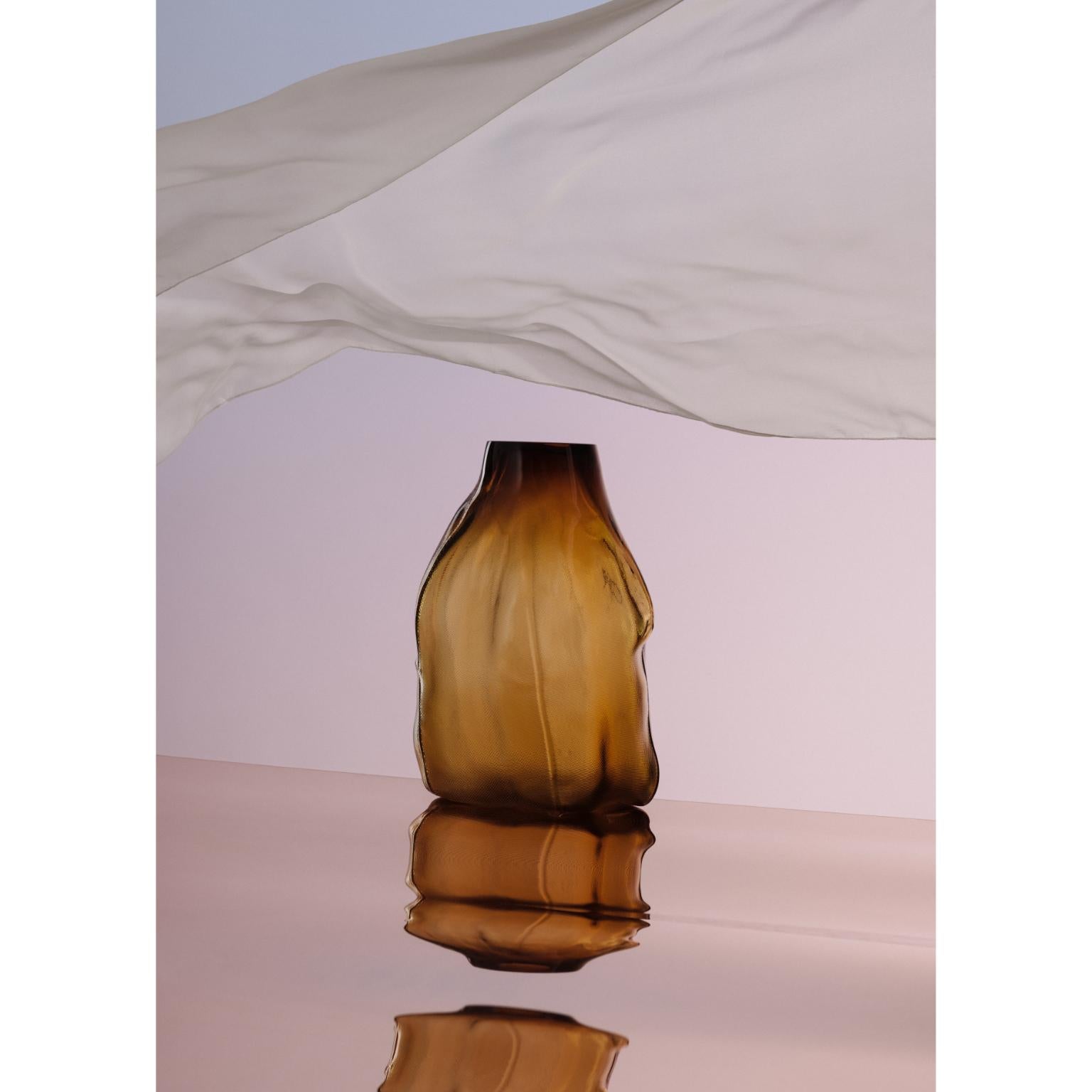 105 Ltr Forms 45 Ocra in vetro soffiato Oggetto decorativo unico di Vogel Studio A
Unico nel suo genere
Dimensioni: Ø 25 x H. 45 cm.
Materiali: Vetro soffiato a mano.

Le dimensioni possono variare. Ogni oggetto in vetro viene soffiato, deformato e