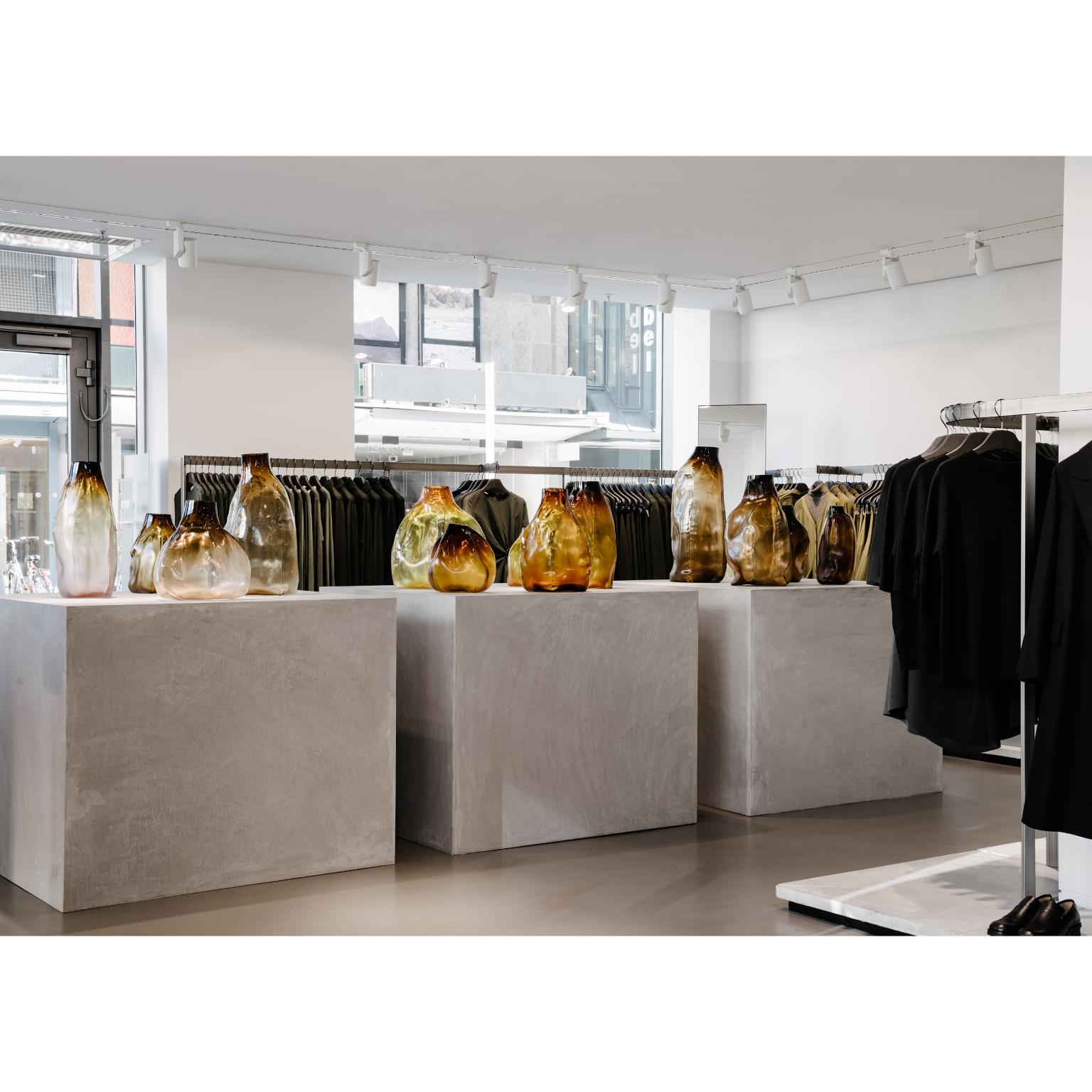 105 Ltr Forms 45 Ocra in vetro soffiato Oggetto decorativo unico di Vogel Studio A In condizioni Nuovo in vendita a Geneve, CH
