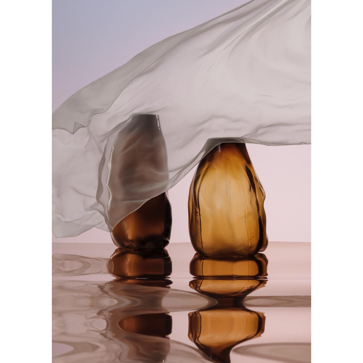 Postmoderno 105 Ltr Forms 65 Brown soffiato in vetro unico oggetto decorativo di Vogel Studio in vendita