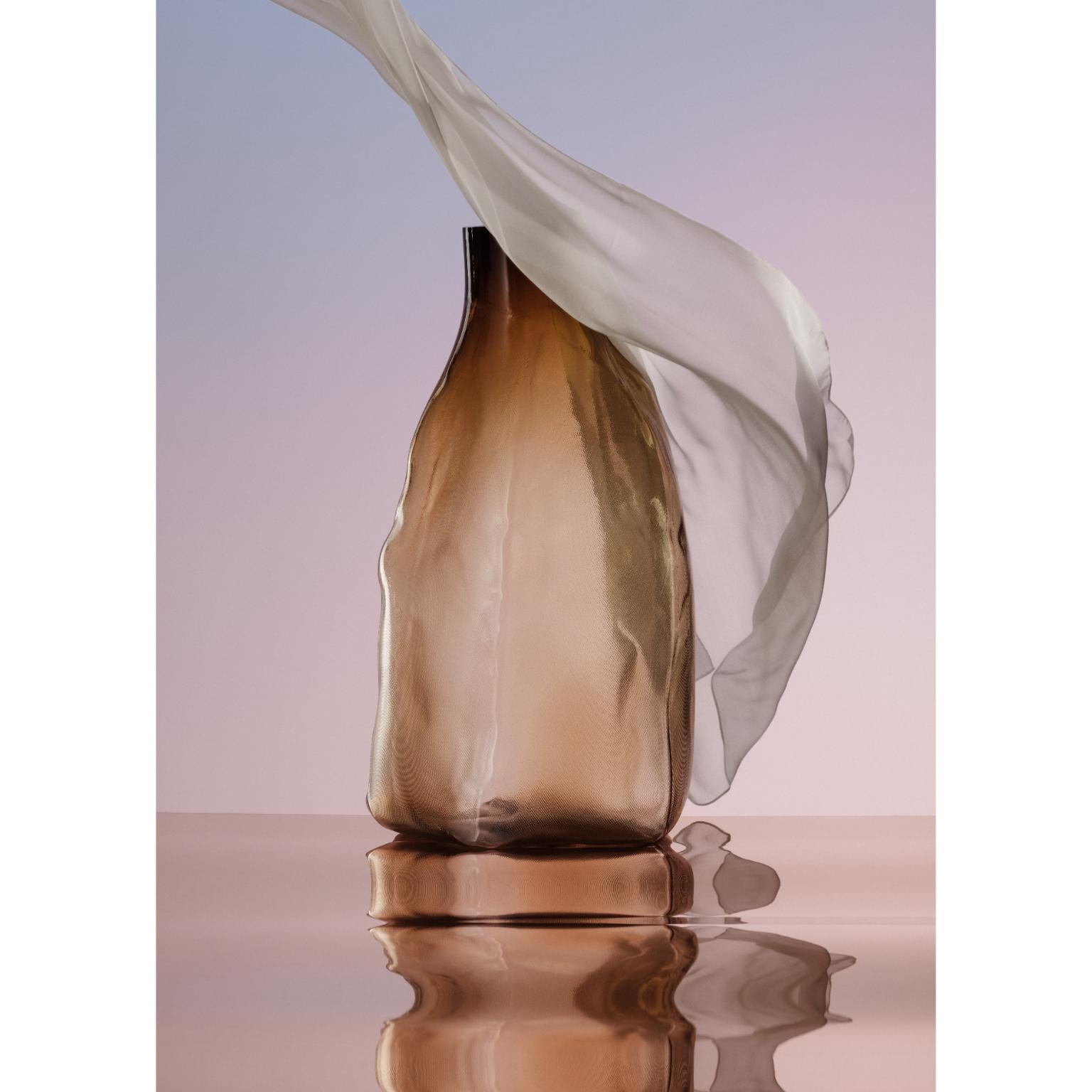 Tedesco 105 Ltr Forms 65 Brown soffiato in vetro unico oggetto decorativo di Vogel Studio in vendita