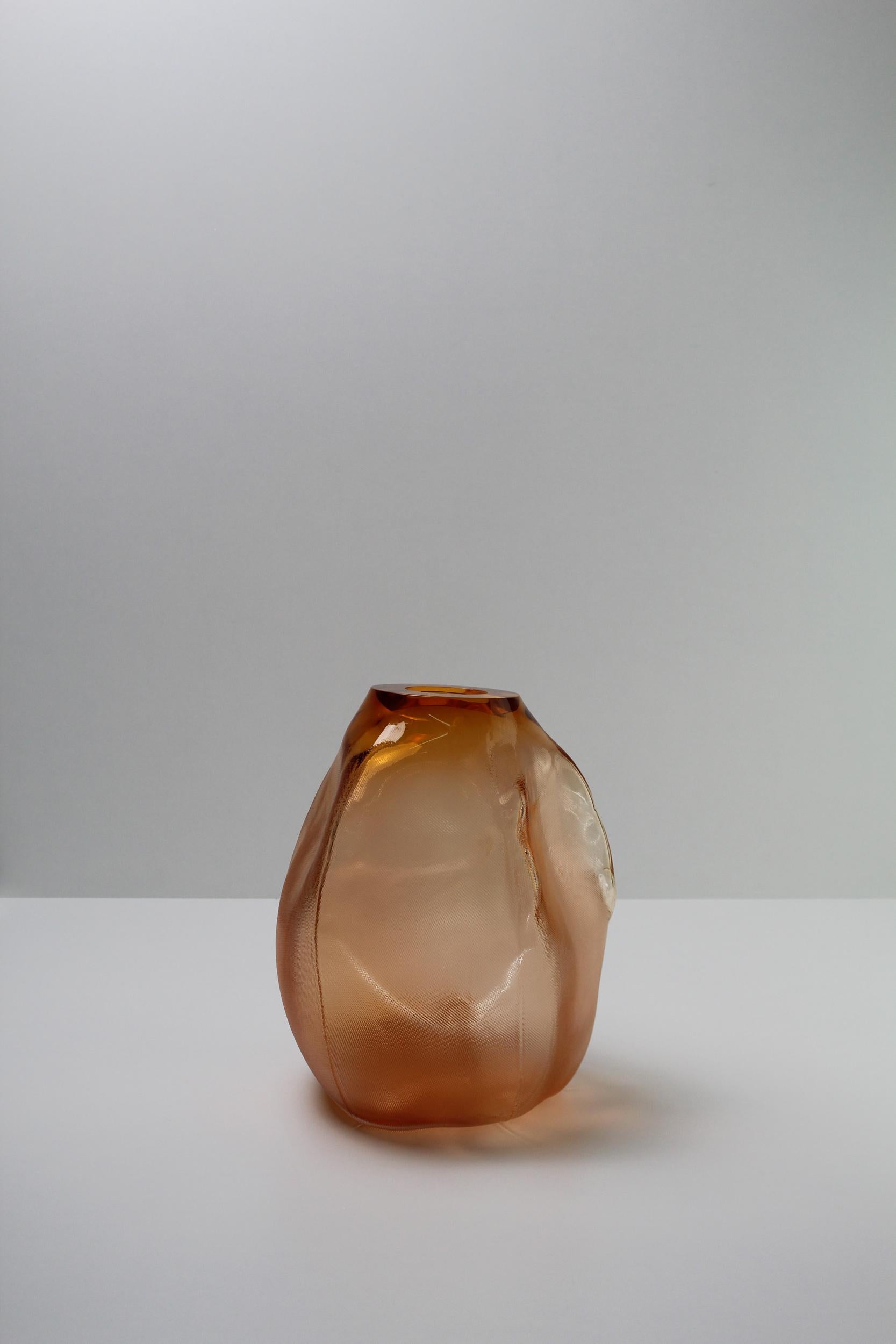 Form A 105 Ltr

Les pièces sont formées à l'aide d'une combinaison de méthodologies, en utilisant 
des textiles ignifugés pour façonner et influencer le résultat final. 
Dans l'approche de la création des pièces, Vogel Studio permet au concept de