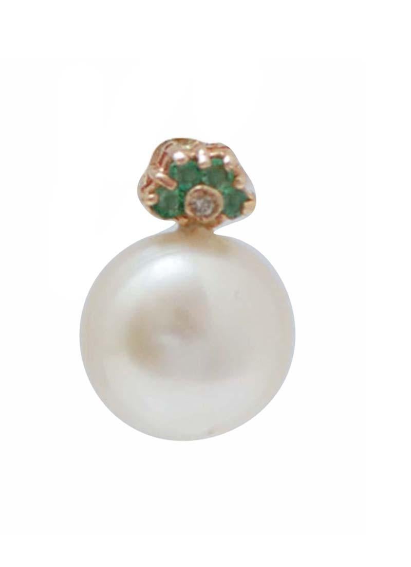 Amazing earrings in 14 kt rose gold structure mounted, in the upper part, with emeralds and a little diamonds. As pendant, a  pearl.
Diamonds 0.02 ct
Emeralds 0.24 ct
Pearls 3.50 gr
Total Weight 4.30 gr
RF +IHO

For any information, feel free to