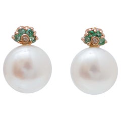 Orecchini da 10,5 mm con perle, smeraldi, diamanti, oro rosa 14 carati.