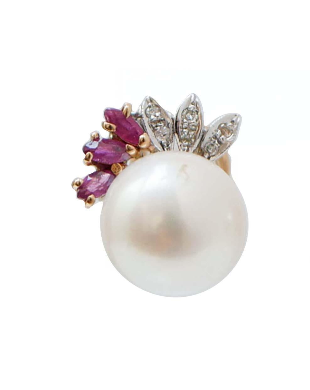Retrò earrings in 14 kt rose gold structure mounted with a central pearl surrounded by rubies and leaves in white gold studded with diamonds.
These earrings were totally handmade by Italian master goldsmiths and they are in perfect