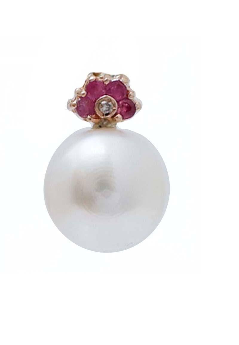 Splendidi orecchini con struttura in oro rosa 14 kt montati, nella parte superiore, con rubini e piccoli diamanti. Come pendant, un  perla.
Diamanti 0,02 ct
Rubini 0.35 ct
Perle 3,60 gr
Peso totale 4.40 gr
RF +IHO

Per qualsiasi informazione, non