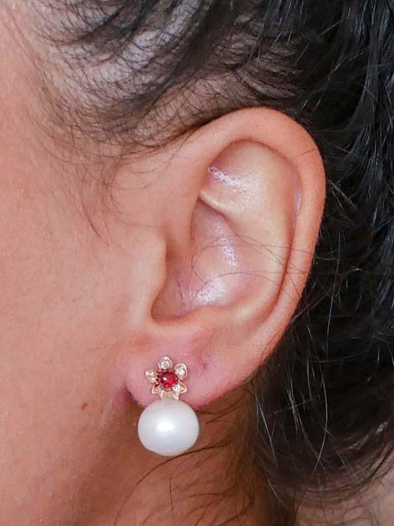 10.5 Mm White Pearls, Rubies, Diamonds, Rose Gold Flower Earrings. In New Condition In Marcianise, Marcianise (CE)