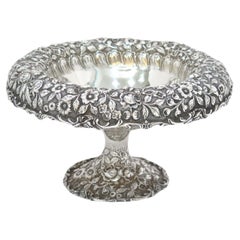 10.5" Sterling Silver A. G. Schultz Antique Floral Repousse Footed Serving Bowl (bol de service sur pied en argent sterling)