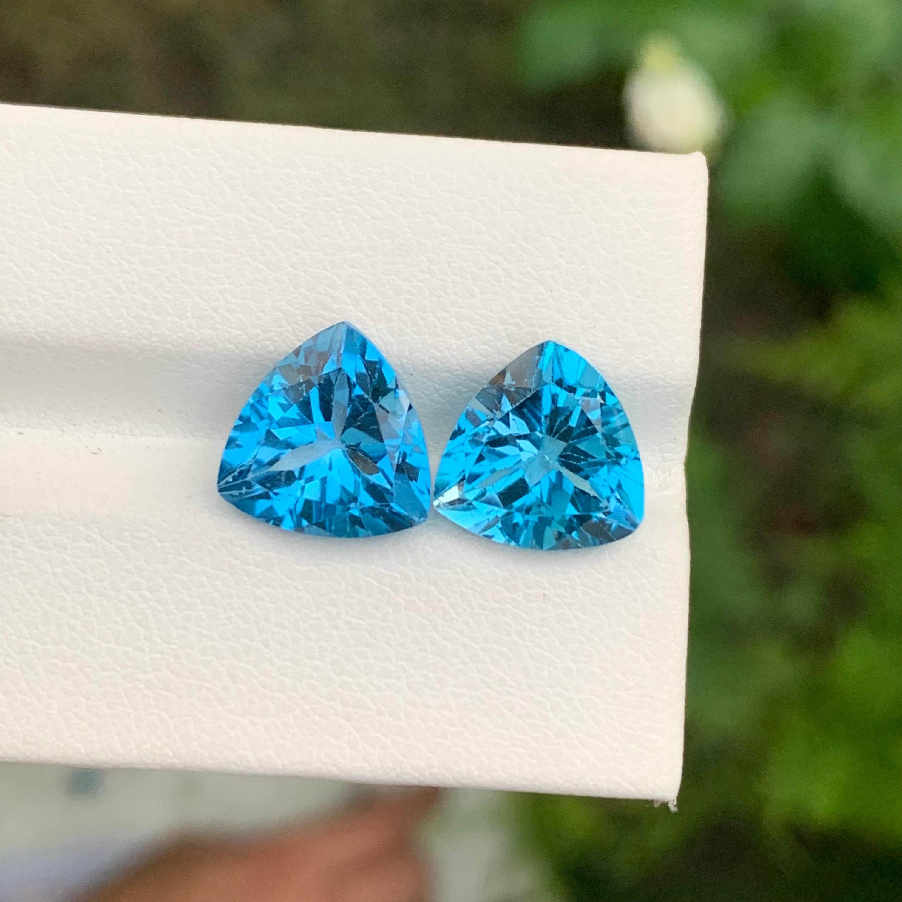 Arts and Crafts 10,50 Carati Adorabile gemma sciolta di Topazio Blu di Londra a forma di trilione per orecchini in vendita