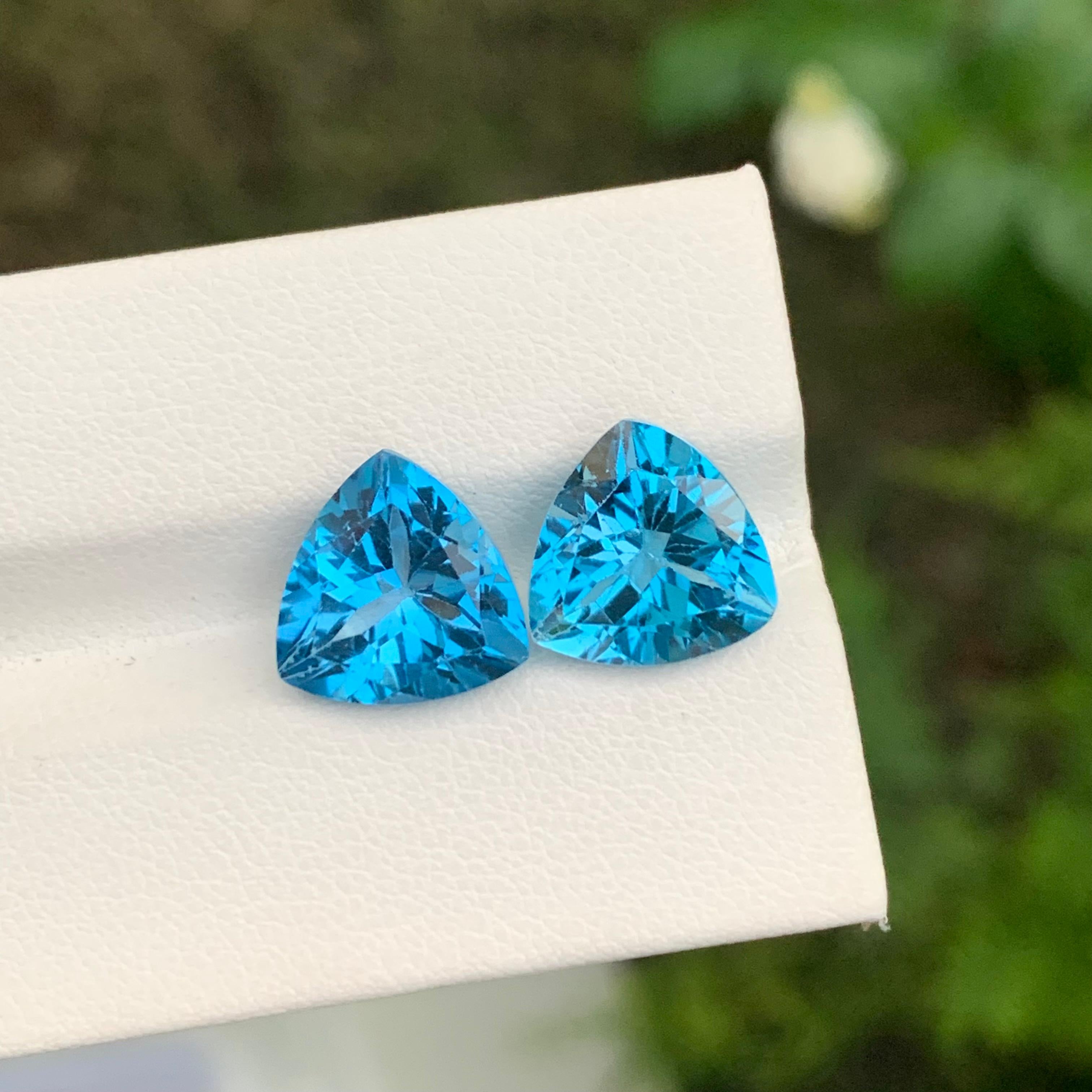 Taglio trillion 10,50 Carati Adorabile gemma sciolta di Topazio Blu di Londra a forma di trilione per orecchini in vendita